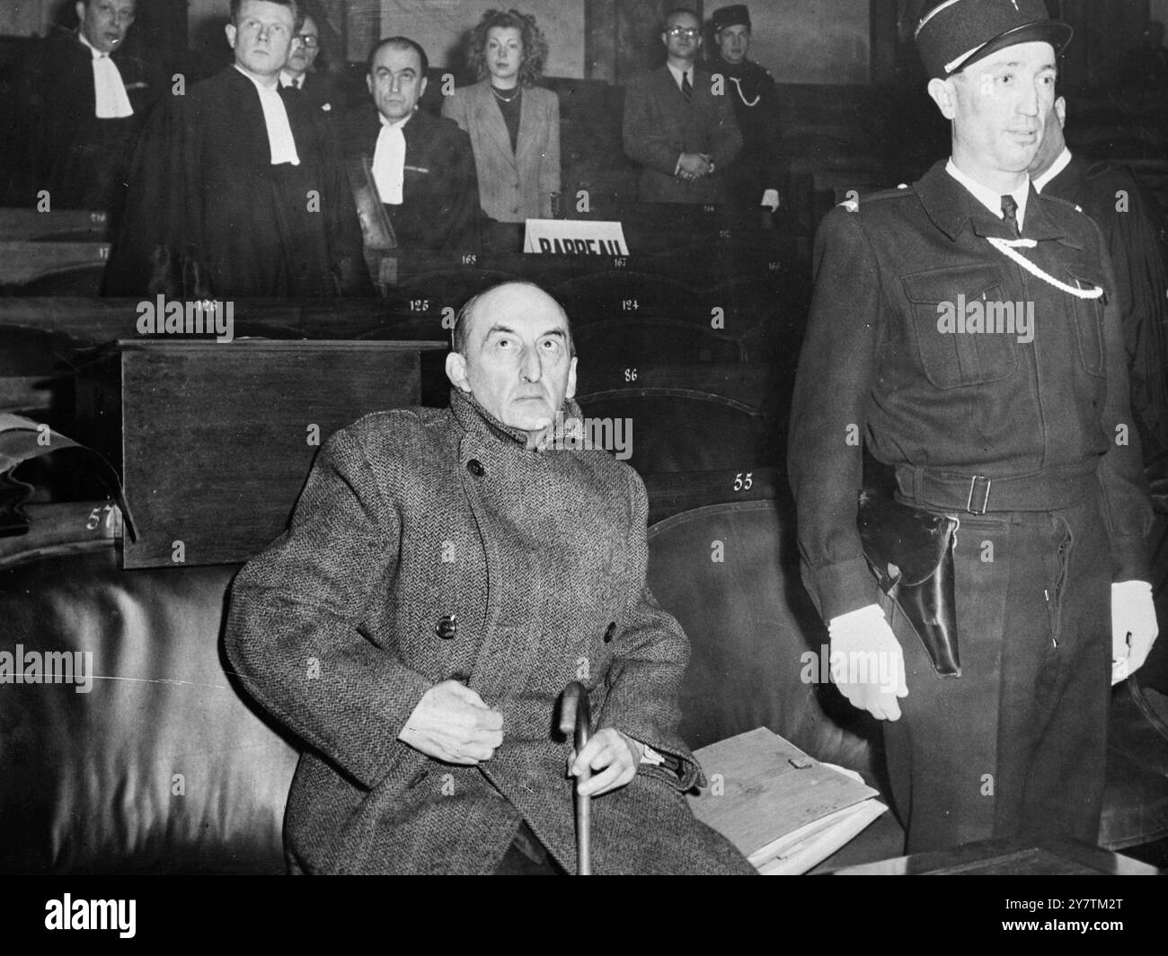 L'inviato di Vichy ai tedeschi a Parigi è condannato a morte. Fernand de Brinon , ex Ambasciatore di Vichy presso le autorità di occupazione tedesche a Parigi , è stato costretto a comparire in tribunale l'ultimo giorno del suo processo dinanzi all'alta Corte di giustizia francese a Versailles , quando è stato condannato a morte per collaborazione e per aver compiuto atti che violavano la sicurezza interna dello Stato. Spettacoli fotografici: Fernand der Brinon ( seduto) gira gli occhi spaventosi sulla panchina mentre il processo si è concluso con la sua condanna a morte il 9 marzo 1947 Foto Stock