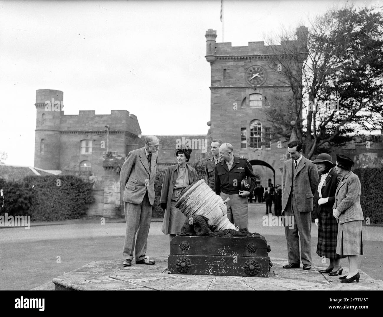 Il generale Eisenhower e la moglie si stabilirono al Castello Culzean , Maybole , Carrick nell'ottobre 1946. Un appartamento nel castello è stato messo a disposizione dell'ex Comandante Supremo alleato dal National Trust for Scotland , al quale è stato dato il Castello dal Marchese di Ailsa , come gesto di gratitudine e ammirazione da parte del popolo scozzese per i suoi servizi come capo della guerra. L'appartamento e' del generale Eisenhower per il resto della sua vita. "Ike" ha anche a sua disposizione, per gentile concessione del Marchese, 2.000 acri di tiro, tra cui le famose coperture sparate da re Edoardo VII Spettacoli fotografici: Le Foto Stock