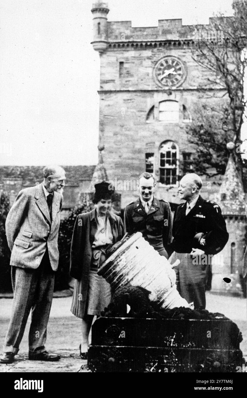 Il generale Eisenhower e la moglie si stabilirono al Castello Culzean , Maybole , Carrick nell'ottobre 1946. Un appartamento nel castello è stato messo a disposizione dell'ex Comandante Supremo alleato dal National Trust for Scotland , al quale è stato dato il Castello dal Marchese di Ailsa , come gesto di gratitudine e ammirazione da parte del popolo scozzese per i suoi servizi come capo della guerra. L'appartamento e' del generale Eisenhower per il resto della sua vita. "Ike" ha anche a sua disposizione, per gentile concessione del Marchese, 2.000 acri di tiro, tra cui le famose coperture sparate da re Edoardo VII Spettacoli fotografici: Le Foto Stock