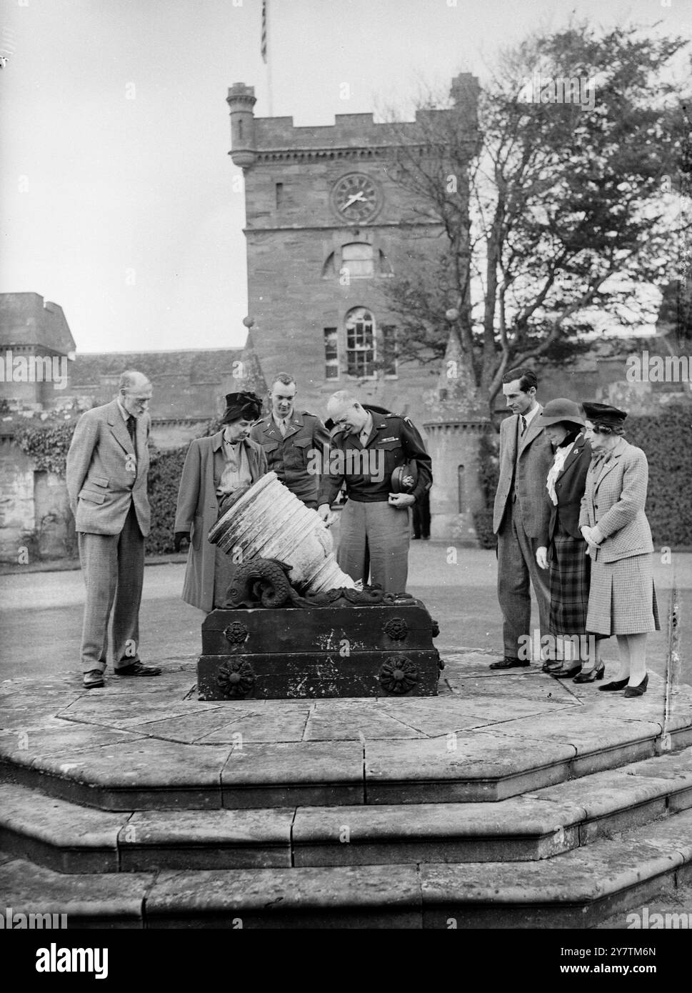Il generale Eisenhower e la moglie si stabilirono al Castello Culzean , Maybole , Carrick nell'ottobre 1946. Un appartamento nel castello è stato messo a disposizione dell'ex Comandante Supremo alleato dal National Trust for Scotland , al quale è stato dato il Castello dal Marchese di Ailsa , come gesto di gratitudine e ammirazione da parte del popolo scozzese per i suoi servizi come capo della guerra. L'appartamento e' del generale Eisenhower per il resto della sua vita. "Ike" ha anche a sua disposizione, per gentile concessione del Marchese, 2.000 acri di tiro, tra cui le famose coperture sparate da re Edoardo VII Spettacoli fotografici: Le Foto Stock