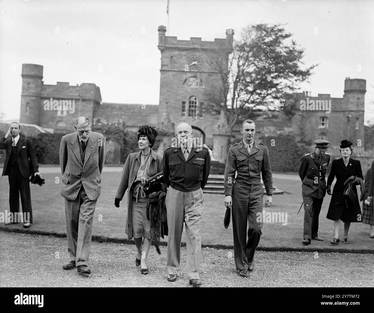 Il generale Eisenhower e la moglie si stabilirono al Castello Culzean , Maybole , Carrick nell'ottobre 1946. Un appartamento nel castello è stato messo a disposizione dell'ex Comandante Supremo alleato dal National Trust for Scotland , al quale è stato dato il Castello dal Marchese di Ailsa , come gesto di gratitudine e ammirazione da parte del popolo scozzese per i suoi servizi come capo della guerra. L'appartamento e' del generale Eisenhower per il resto della sua vita. "Ike" ha anche a sua disposizione, per gentile concessione del Marchese, 2.000 acri di tiro, tra cui le famose coperture sparate da re Edoardo VII Spettacoli fotografici: Le Foto Stock