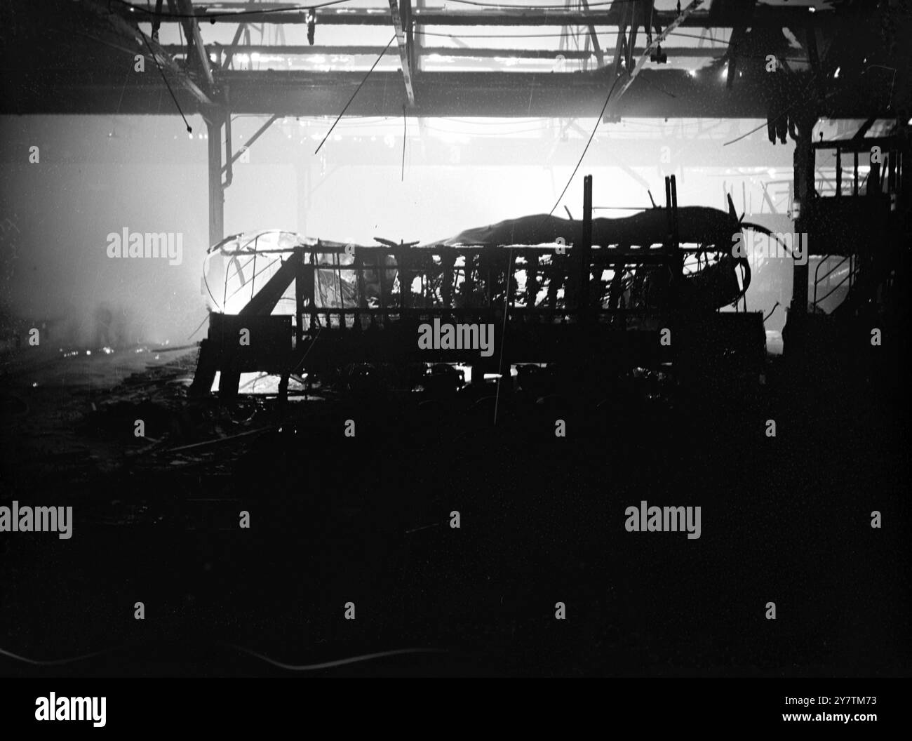 Tram distrutti nel deposito londinese blazeAbout una dozzina di tram sono stati bruciati e il tetto è stato gravemente danneggiato quando un incendio ha spazzato attraverso un deposito di trasporto londinese , utilizzato per immagazzinare vecchi tram londinesi in attesa di demolizione a Cressy Road , Hampstead, North West London. Duecento vigili del fuoco combatterono per impedire che le fiamme si diffondessero negli edifici vicini mentre le persone che vivevano nelle case vicine si preparavano a lasciarli. Spettacoli fotografici: Tram bruciati nel bagliore dell'edificio in fiamme 2 ottobre 1946 Foto Stock