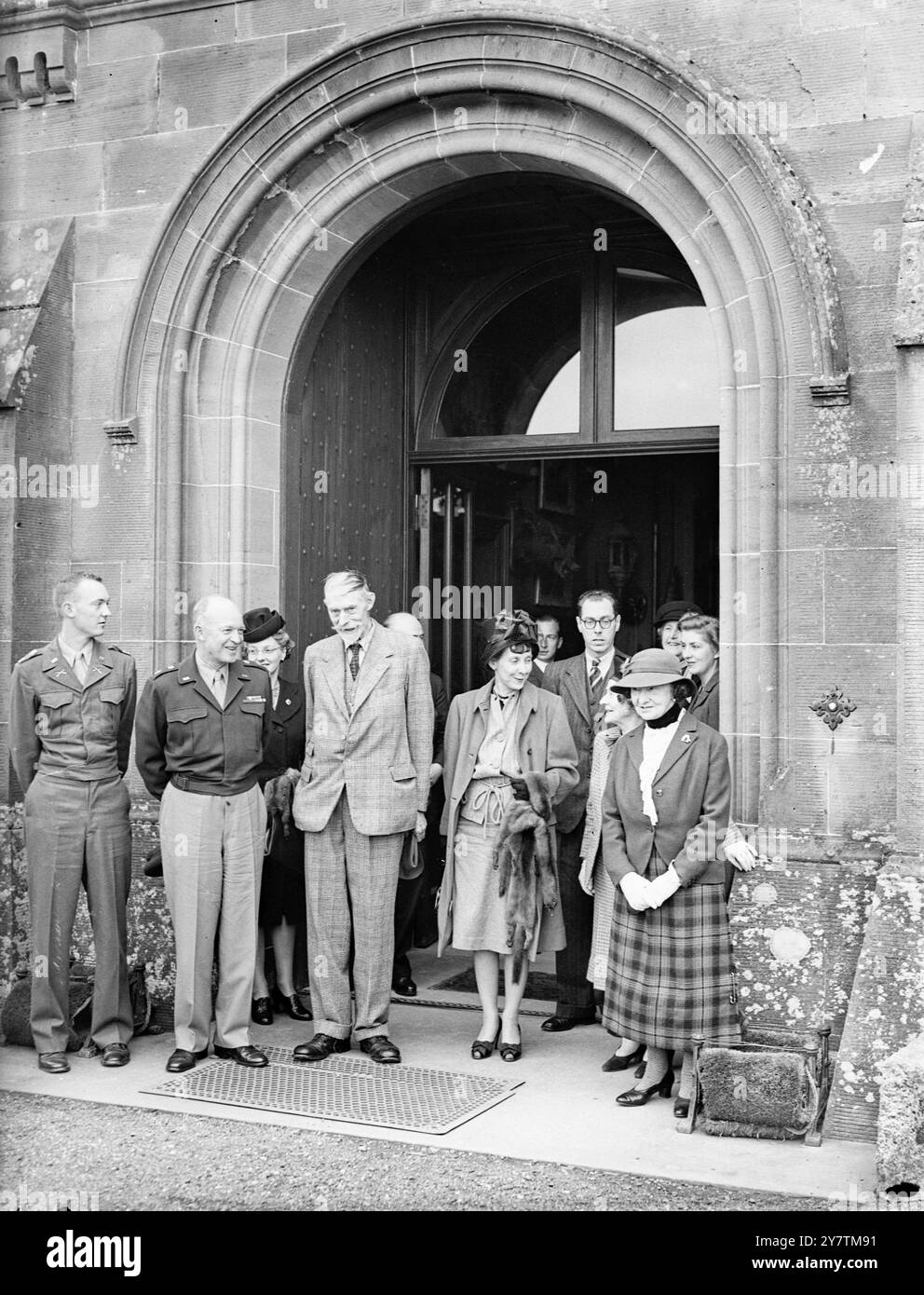 Il generale Eisenhower e la moglie si stabilirono al Castello Culzean , Maybole , Carrick nell'ottobre 1946. Un appartamento nel castello è stato messo a disposizione dell'ex Comandante Supremo alleato dal National Trust for Scotland , al quale è stato dato il Castello dal Marchese di Ailsa , come gesto di gratitudine e ammirazione da parte del popolo scozzese per i suoi servizi come capo della guerra. L'appartamento e' del generale Eisenhower per il resto della sua vita. "Ike" ha anche a sua disposizione, per gentile concessione del Marchese, 2.000 acri di tiro, tra cui le famose coperture sparate da re Edoardo VII Foto: G Foto Stock