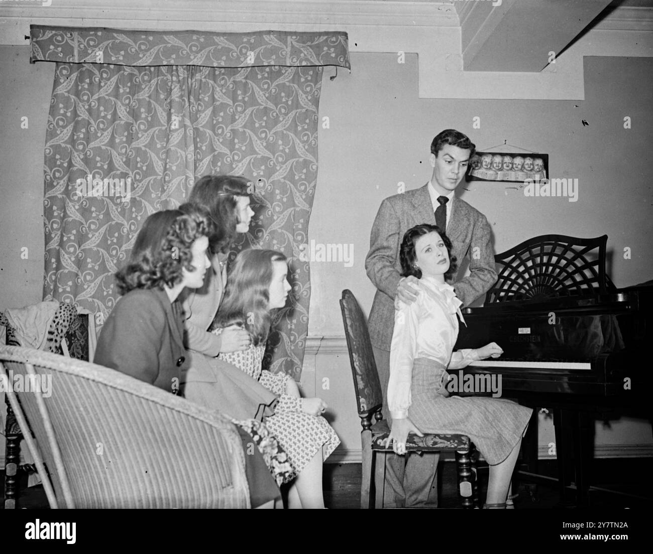 La " Charm School " di Londra prepara i giocatori britannici del futuro. Per lo sviluppo di giovani giocatori di talento per un futuro di successo nel cinema, è stata istituita a Londra una " Charm School ", un'istituzione unica nella storia del cinema britannico, dalla J Arthur Rank Organisation , la più grande impresa produttrice, distributrice ed esibita del Regno Unito. La scuola è supervisionata da David Henley, direttore degli artisti per l'Organizzazione, e diretta attivamente da Mrs Molly Terraine, attrice e regista teatrale per 25 anni. Al momento, nove giovani attrici e quattro giovani attori - disegnati da Eire, East Afri Foto Stock