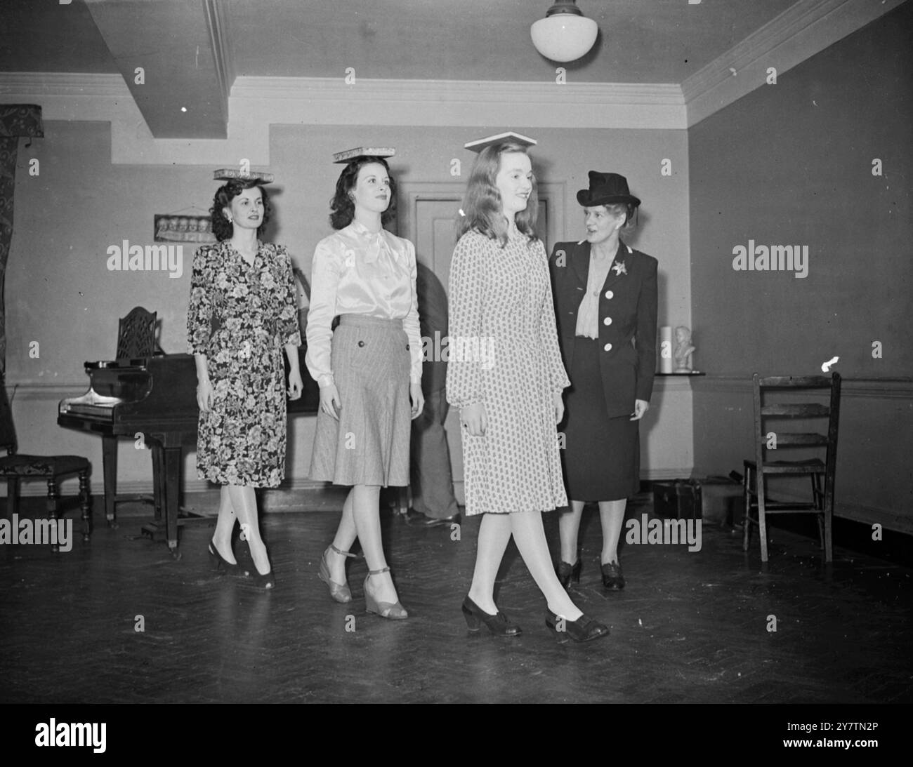 La " Charm School " di Londra prepara i giocatori britannici del futuro. Per lo sviluppo di giovani giocatori di talento per un futuro di successo nel cinema, è stata istituita a Londra una " Charm School ", un'istituzione unica nella storia del cinema britannico, dalla J Arthur Rank Organisation , la più grande impresa produttrice, distributrice ed esibita del Regno Unito. La scuola è supervisionata da David Henley, direttore degli artisti per l'Organizzazione, e diretta attivamente da Mrs Molly Terraine, attrice e regista teatrale per 25 anni. Al momento, nove giovani attrici e quattro giovani attori - disegnati da Eire, East Afri Foto Stock