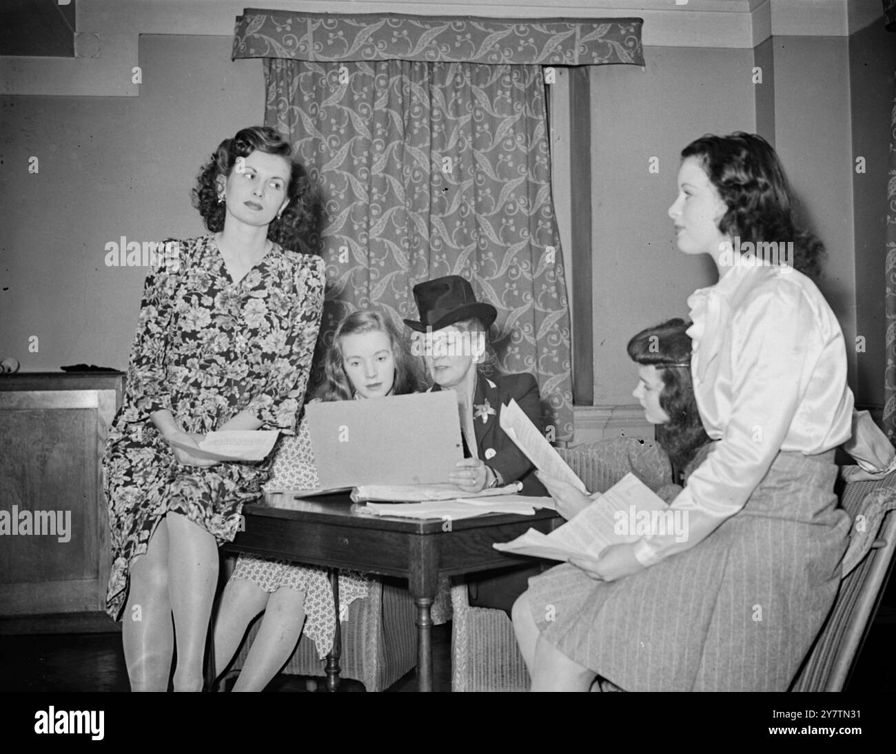 La " Charm School " di Londra prepara i giocatori britannici del futuro. Per lo sviluppo di giovani giocatori di talento per un futuro di successo nel cinema, è stata istituita a Londra una " Charm School ", un'istituzione unica nella storia del cinema britannico, dalla J Arthur Rank Organisation , la più grande impresa produttrice, distributrice ed esibita del Regno Unito. La scuola è supervisionata da David Henley, direttore degli artisti per l'Organizzazione, e diretta attivamente da Mrs Molly Terraine, attrice e regista teatrale per 25 anni. Al momento, nove giovani attrici e quattro giovani attori - disegnati da Eire, East Afri Foto Stock