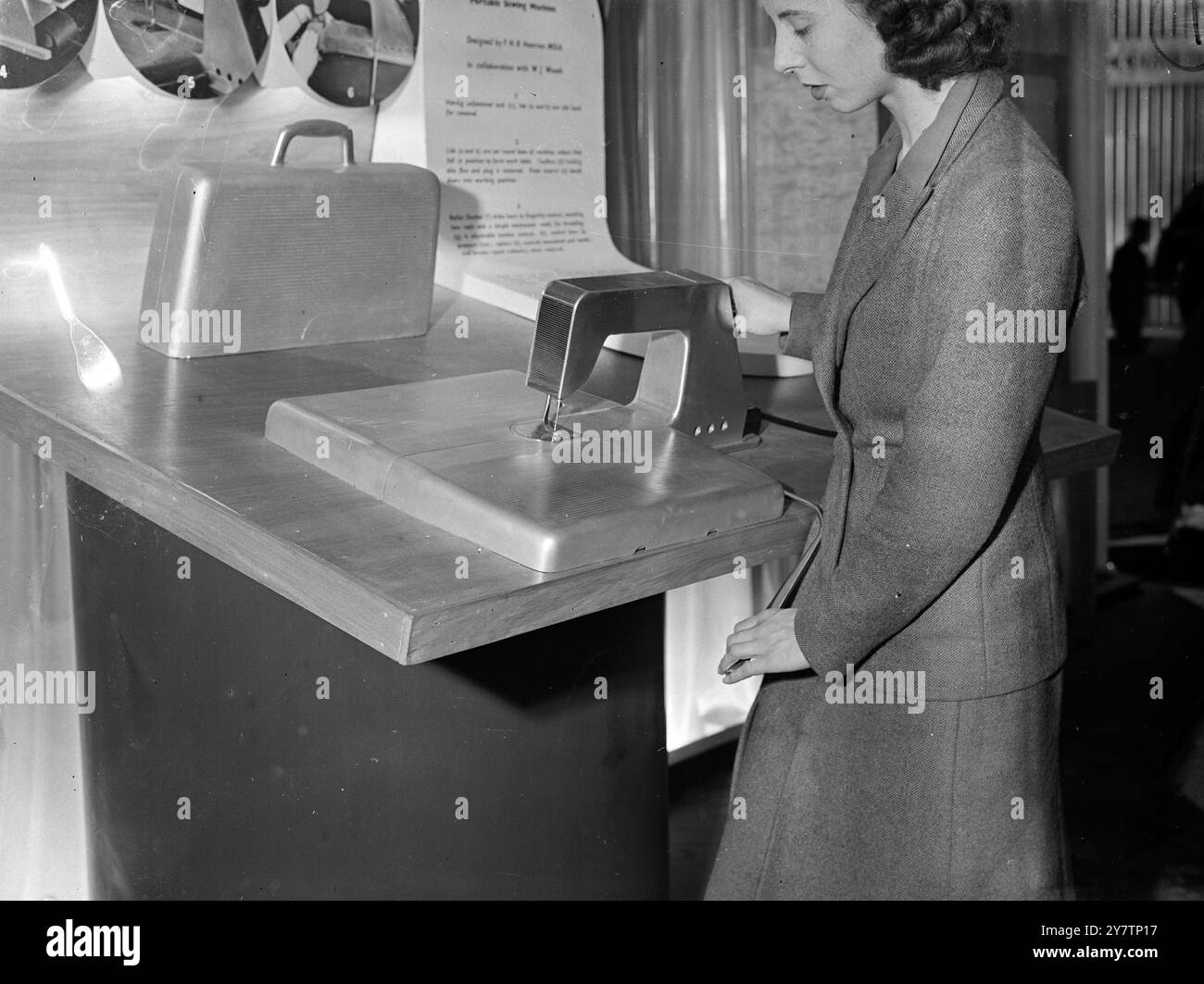 Macchina da cucire portatile alla mostra ' Britain CAN Make IT' le ultime idee prodotte dall'industria britannica sono in mostra alla Britain CAN Make IT Exhbition che verrà aperta da Re Giorgio vi al Victoria and Albert Museum di Londra. Scopo della mostra è mostrare la varietà e la qualità dei prodotti britannici. In mostra ci sono quasi 6.000 esposizioni di oltre 1.300 aziende. Includono il lavoro di circa 400 singoli designer. La foto mostra: Ispezione di un macchinario da cucire elettrico portatile estremamente compatto. La leva di alimentazione è azionata da ginocchio; una luce splende sull'ago. La custodia da trasporto Foto Stock
