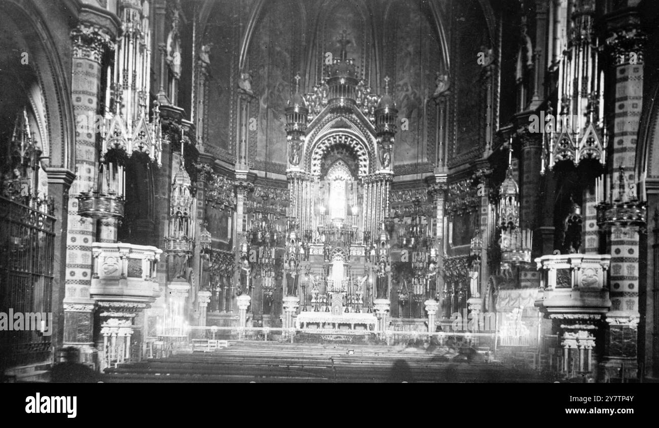 IL MONASTERO SULLA MONTAGNA SACRA È il PIÙ GRANDE SANTUARIO DELLA SPAGNA. Foto: L'interno della chiesa del monastero. 30 km circa da Barcellona si trova il monastero benedettino di Montserrat . Il monastero risale al IX secolo e la sua fondazione è associata alla celebrata Vergine Nera (la Morenata) nella chiesa del monastero. 1946 Foto Stock
