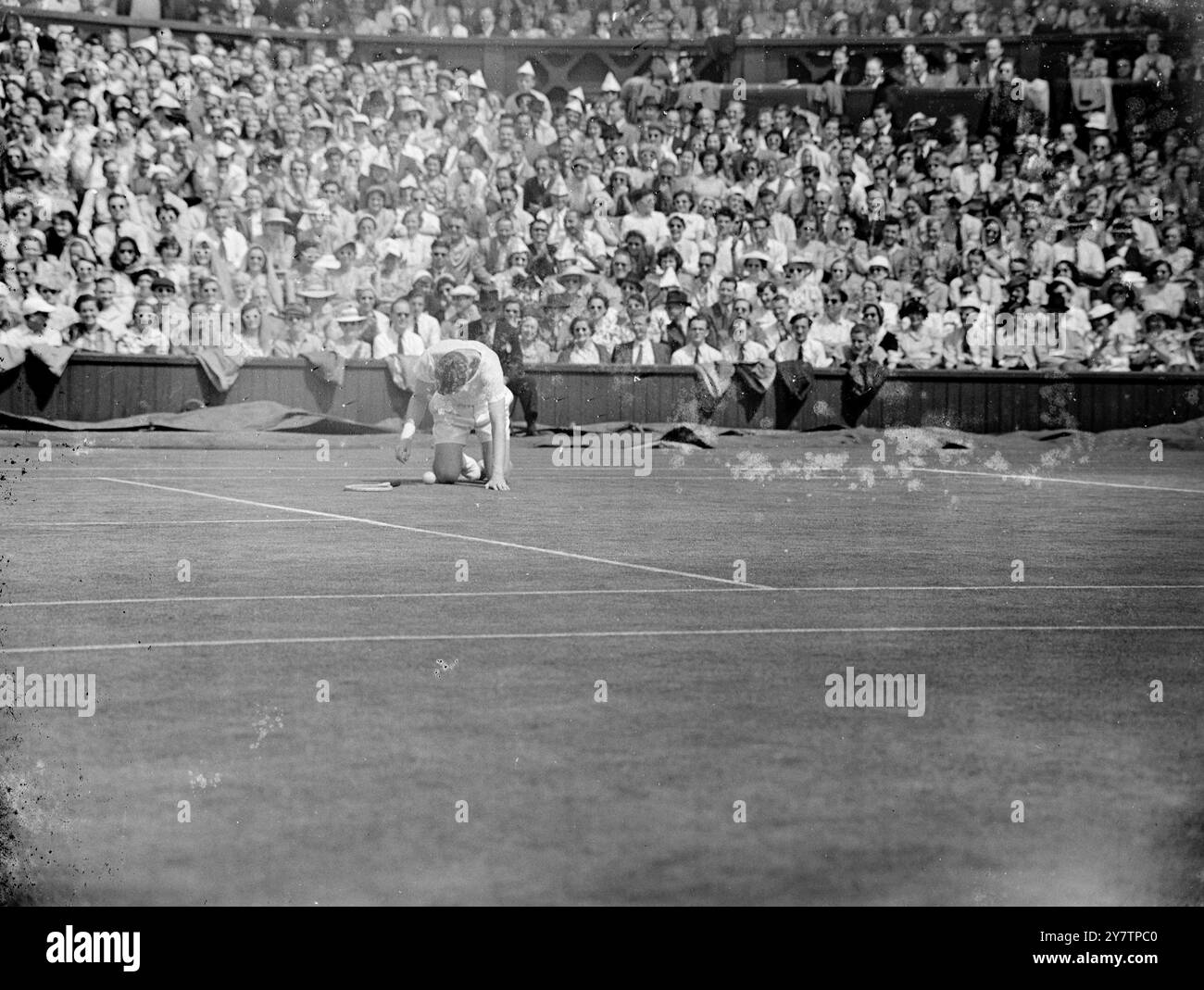 Frank Sedgman, ventiduenne australiano, scivola durante la sua ultima partita nel Wimbledon Lawn Tennis Championships contro il 26enne americano Budge Patty. Il punteggio a questo punto della partita è stato 5 - 5, Sedgeman avendo perso il primo set 1 - 6. Il punteggio finale Badge Patty ha vinto 6-1, 8-10, 6-2, 6-3. 7 luglio 1950 Foto Stock