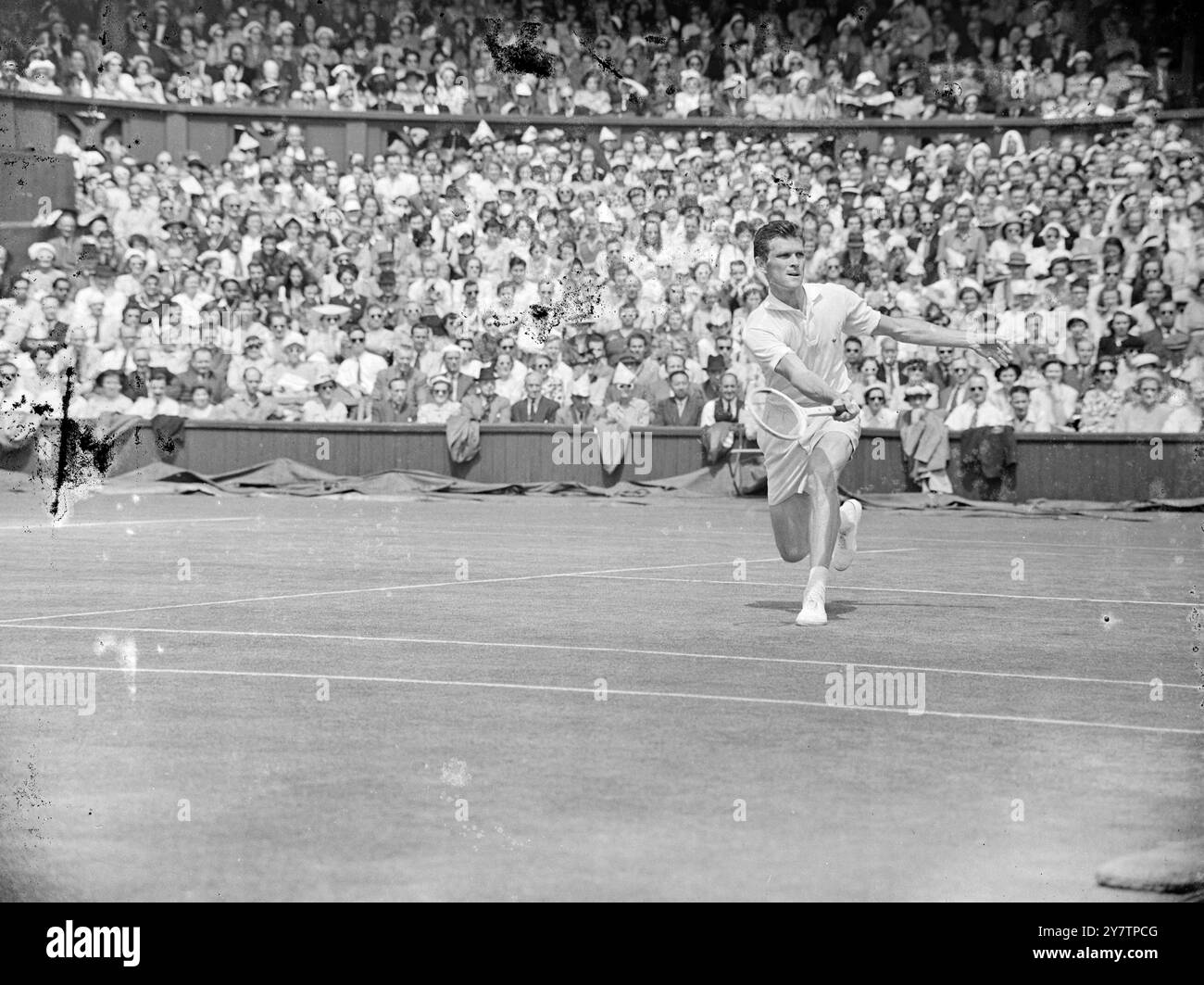 Budge Patty of America fa un giro in prima linea durante la sua finale maschile di Singles contro Frank Sedgeman, australiano, nel Wimbledon Lawn Tennis Championships. Dopo una dura battaglia al Centre Court gli americani vinsero 6-1, 8-10, 6-2, 6-3. 7 luglio 1950 Foto Stock