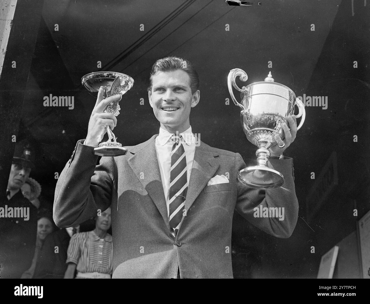 L'America's Budge Patty detiene in alto la Challenge Cup (a destra) e la Renshaw Cup, presentata annualmente per il vincitore maschile da e e W Renshaw, dopo la sua vittoria contro l'australiano Frank Sedgman nella finale maschile dei Campionati di tennis sul prato di Wimbledon. Ha vinto la sua battaglia di Centre Court contro gli australiani per 6-1, 8-10, 6-2, 6-3. Budge restituirà la Challenge Cup - mantiene una replica - ma mantiene la Renshaw Cup. La principessa Alice, contessa di Athlone, ha eseguito la presentazione al Centre Court Royal Box. 7 luglio 1950 Foto Stock