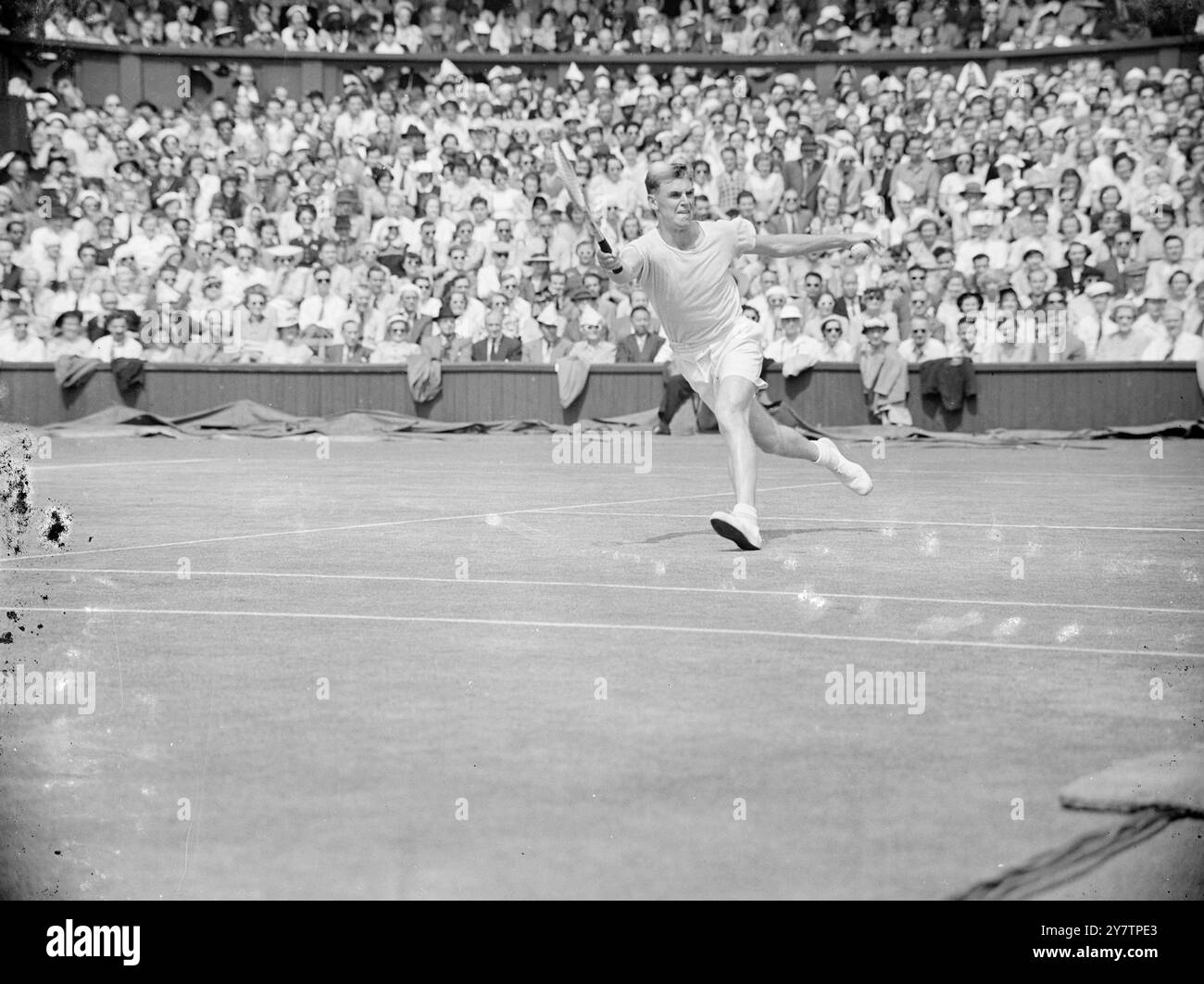 Frank Sedgeman, 22 anni australiano, in gioco contro il 26enne americano Budge Patty nella finale dei singoli maschili del Wimbledon Lawn Tennis Championships giocati qui al Centre Court. Finora l'americano è in testa: 6-1, 8-10, 6-2. Entrambi i giocatori erano nella maratona di ieri (giovedì) ambientata nella partita di doppio, che è andata a 29-31. 7 luglio 1950 Foto Stock