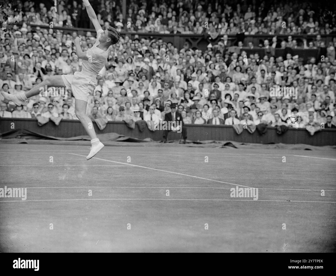 Frank Sedgeman, 22 anni australiano, in gioco contro il 26enne americano Budge Patty nella finale dei singoli maschili del Wimbledon Lawn Tennis Championships giocati qui al Centre Court. Finora l'americano è in testa: 6-1, 8-10, 6-2. Entrambi i giocatori erano nella maratona di ieri (giovedì) ambientata nella partita di doppio, che è andata a 29-31. 7 luglio 1950 Foto Stock