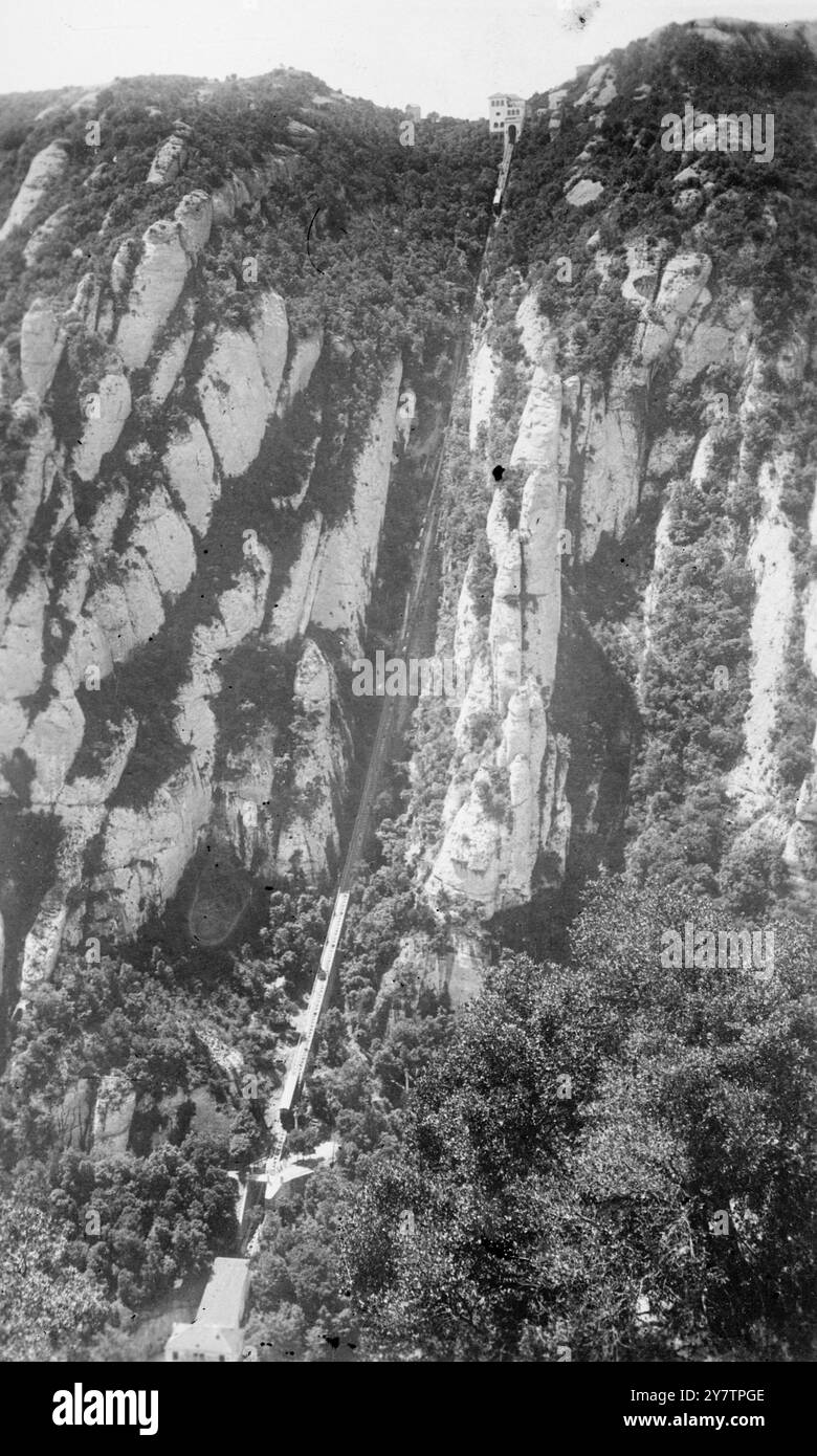 IL MONASTERO SULLA MONTAGNA SACRA È il PIÙ GRANDE SANTUARIO DELLA SPAGNA. Spettacoli fotografici: La ferrovia a cremagliera e pignone di San Juan, uno dei dispositivi moderni che rendono il monastero più accessibile ai fedeli. 30 km circa da Barcellona si trova il monastero benedettino di Montserrat. Il monastero risale al IX secolo e la sua fondazione è associata alla celebrata Vergine Nera ( la Morenata ), la chiesa del monastero. 1946 Foto Stock