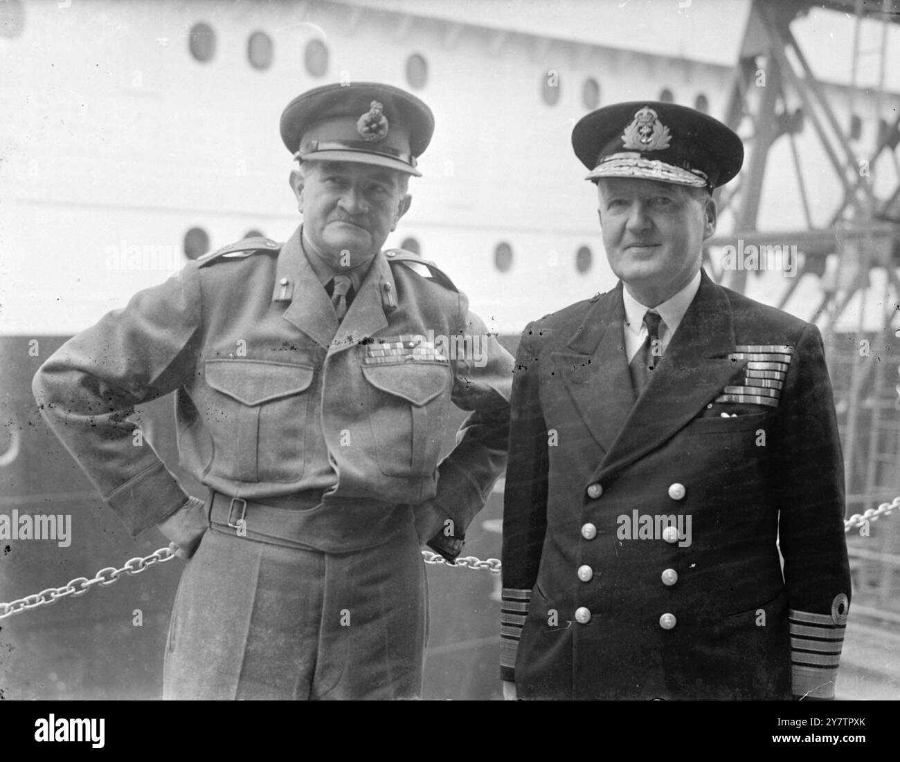 I CAPI DEI SERVIZI PARTONO PER WASHINGTON - ATLANTIC TREATY MEETING DI QUESTO MESE. Il feldmaresciallo Sir William Slim , Capo dello Stato maggiore Imperiale e Ammiraglio della flotta, l'onorevole Lord Fraser di North Cape, fotografò prima di partire qui sul transatlantico Queen Elizabeth per gli Stati Uniti. Essi devono partecipare al Comitato militare del Trattato Atlantico che si apre a Washington il 24 ottobre 1950. 17 ottobre 1950 Foto Stock