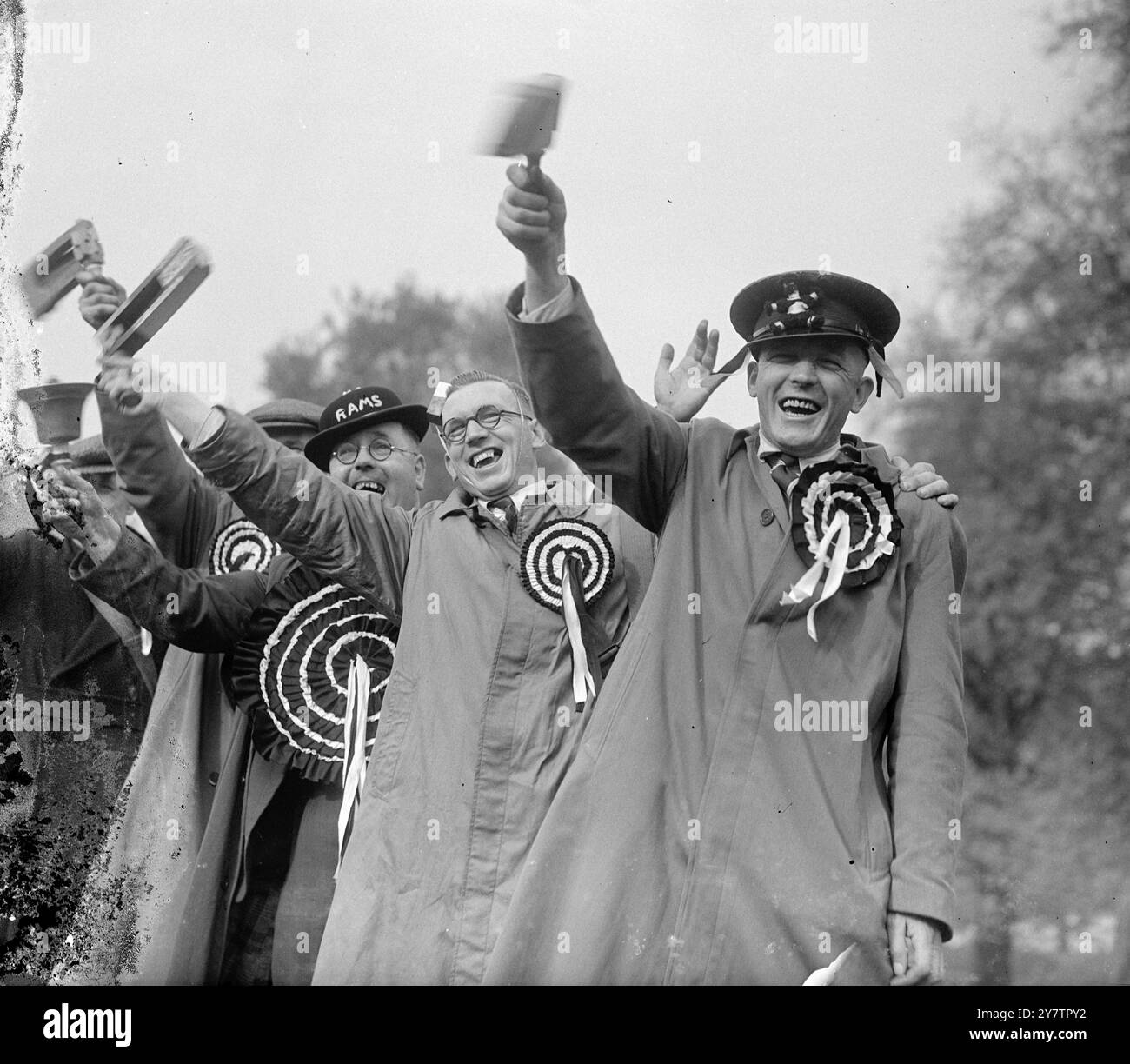 I tifosi del Derby City scommettono enormi rosoni blu e bianchi in un tour panoramico di Londra prima di andare a Wembley per la Coppa di Lega - 27 aprile 1946 Foto Stock