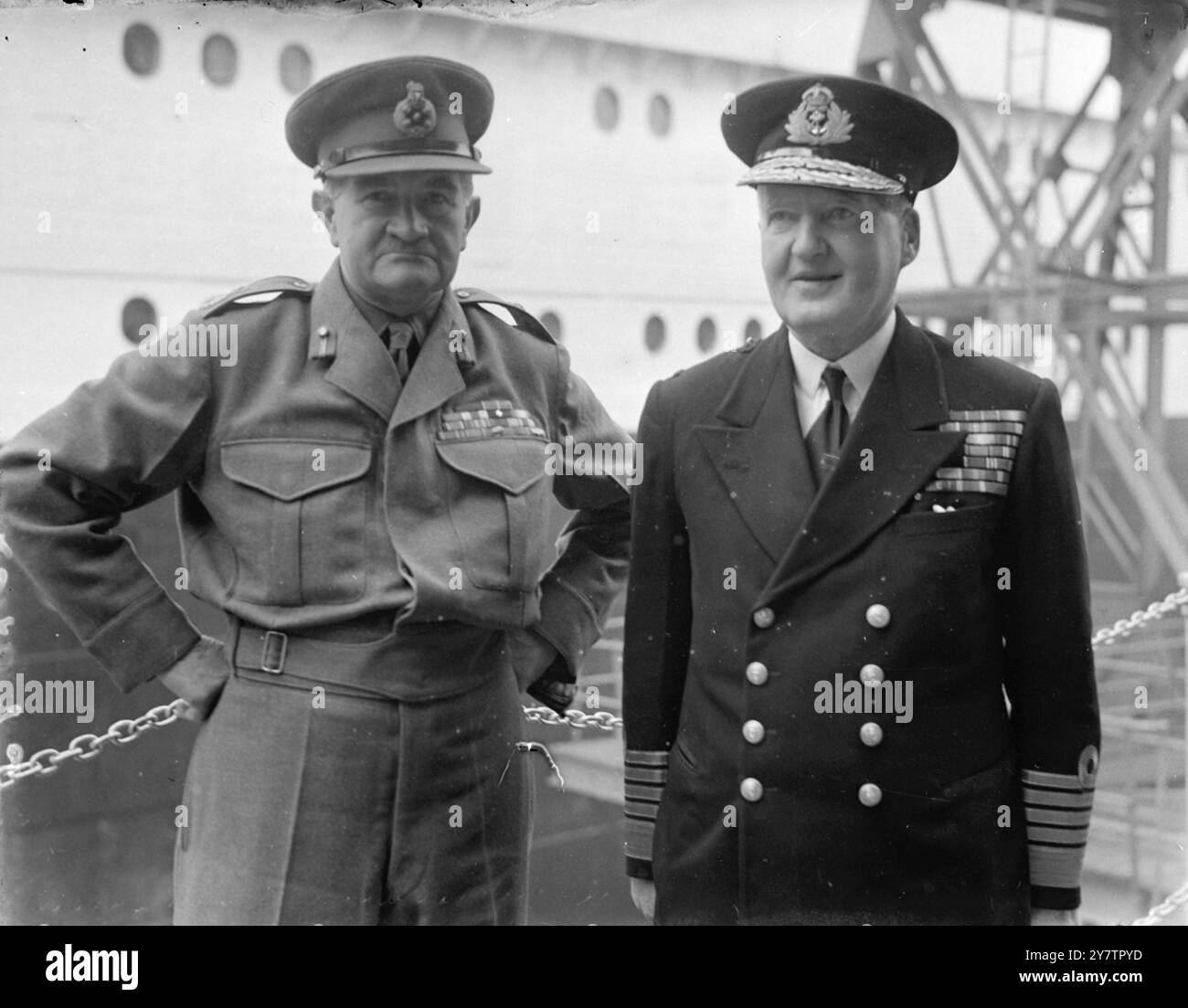 I CAPI DEI SERVIZI PARTONO PER WASHINGTON - ATLANTIC TREATY MEETING DI QUESTO MESE. Il feldmaresciallo Sir William Slim , Capo dello Stato maggiore Imperiale e Ammiraglio della flotta, l'onorevole Lord Fraser di North Cape, fotografò prima di partire qui sul transatlantico Queen Elizabeth per gli Stati Uniti. Essi devono partecipare al Comitato militare del Trattato Atlantico che si apre a Washington il 24 ottobre 1950. 17 ottobre 1950 Foto Stock