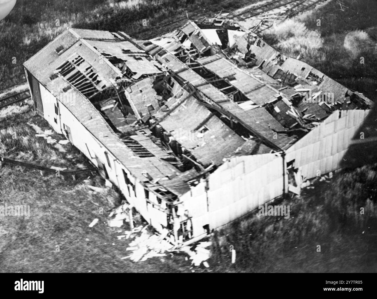 LE CHIATTE DELLE MUNIZIONI AFFONDANO, JETTY NAUFRAGATO, MENTRE LA DOPPIA ESPLOSIONE SCUOTE LA CITTÀ NAVALE. Con i lati spezzati e il tetto crollato, questo edificio fu uno di quelli danneggiati quando ci fu una doppia esplosione al deposito di munizioni della Royal Naval a Bedenham, dove sono esplose 1400 tonnellate di proiettili e bombe. L'esplosione si è verificata su alcune chiatte di munizioni navali, otto delle quali sono andate perse, e sul molo di carico lungo 200 piedi. Sono stati fatti sforzi frenetici per portare i camion al sicuro dal molo. La maggior parte di loro sono stati salvati, ma altri sono esplosi, facendo esplodere la fine del molo, lanciando camion in acqua e lasciando t Foto Stock
