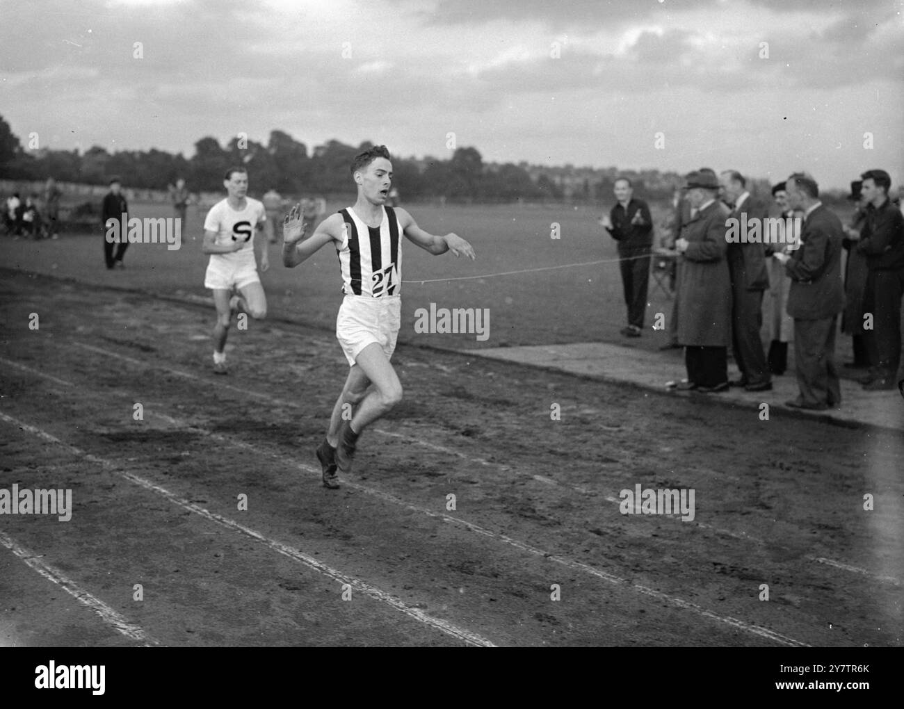 SPARTA AC COPENHAGEN vs SHAFTSBURY HARRIERS atleta di Shaftesbury Harriers che attraversa il traguardo sulla pista di Parliament Hill Field, Londra, Inghilterra. 17 luglio 1950 Foto Stock