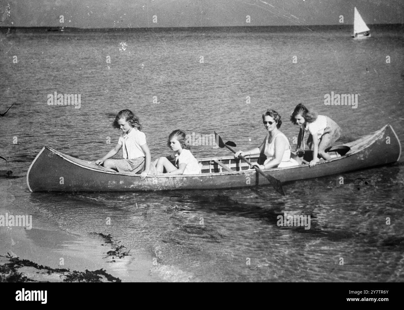 Il Principe Gustavo Adolfo e la Principessa Sibilla di Svezia con le loro figlie che si godono una vacanza estiva , godendo una vacanza estiva al FalsterboMostra fotografica: La Principessa Sibilla canoa con tre delle principesse 14 luglio 1945 Foto Stock