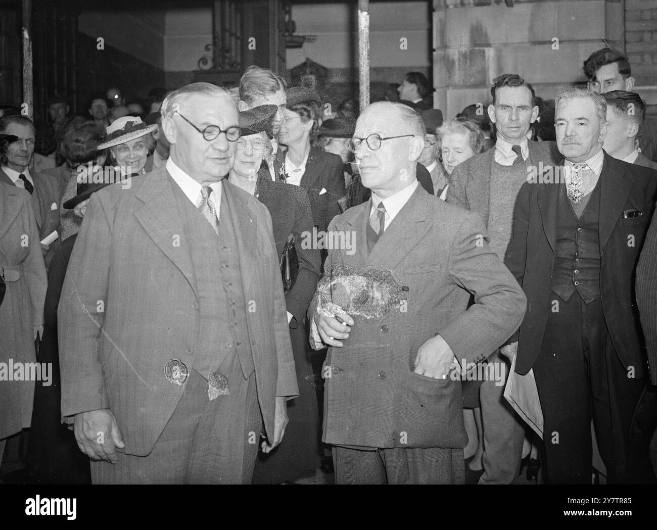 Ernest Bevin rieletto in General ElectionPhoto mostra: Ernest Bevin , ex Ministro del lavoro , rieletto per Wandsworth Central ( Londra ) alle elezioni generali , si congratula con un valoroso perdente , il Brigadiere J G Smyth , VC , dopo l'annuncio del risultato 26 luglio 1945 Foto Stock