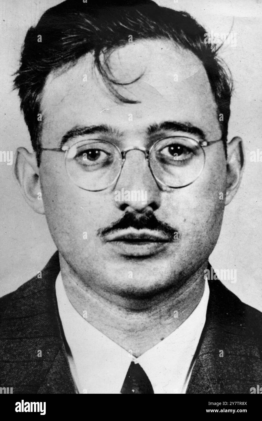 Julius Rosenberg, ingegnere americano di 32 anni, ed ex membro del corpo dei segnali dell'esercito americano, che è stato armato dal Federal Bureau of Investigation con l'accusa di cospirazione per commettere spionaggio. Il direttore dell'FBI, J Edgar Hoover, ha detto che Rosenberg è un altro "legame importante" nell'apparato sovietico che include il dottor Klaus Fuchs, Harry Gold, David Greengalss e Alfred Dean Slack. 19 luglio 1950 Foto Stock