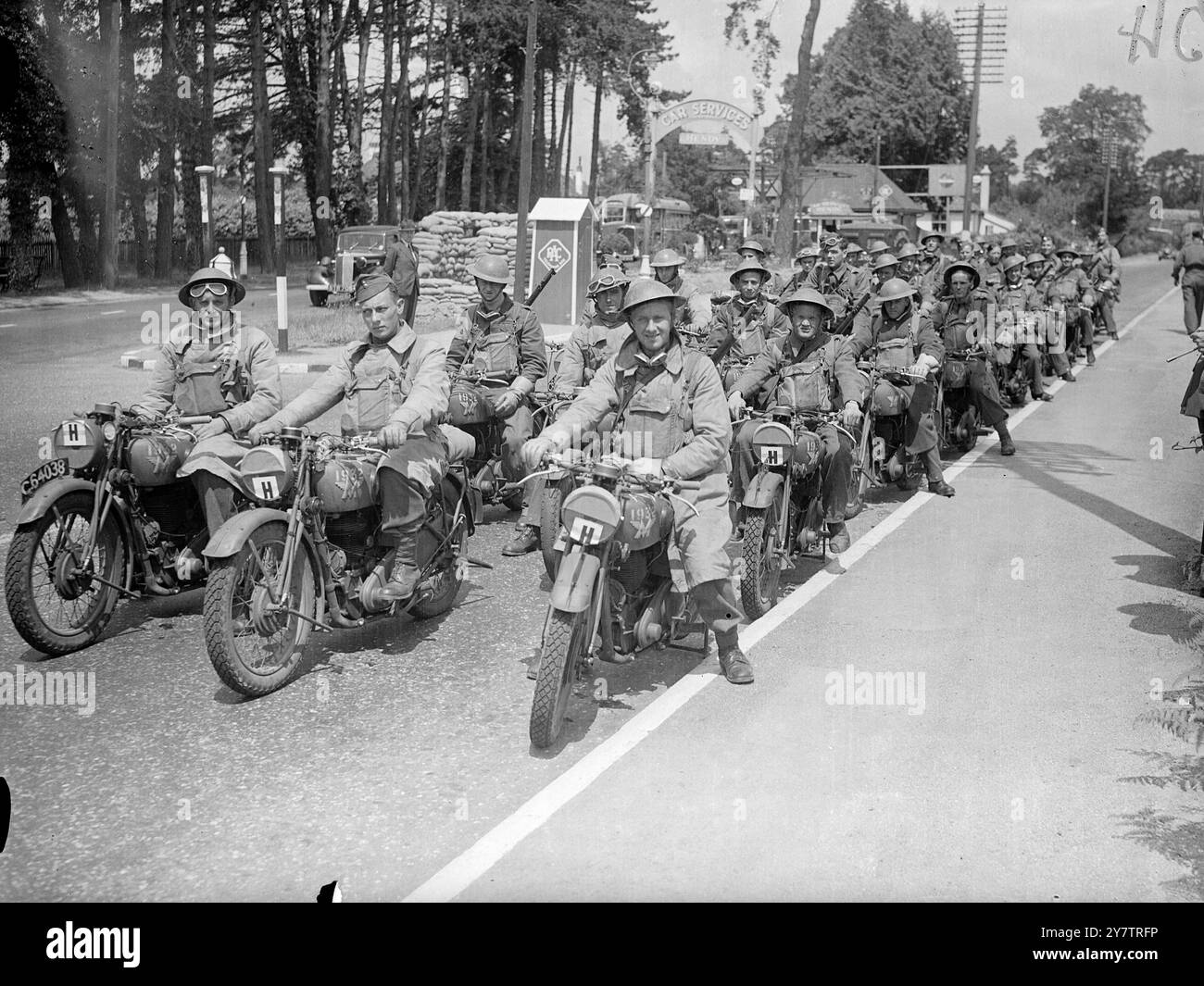 BEF PARTE PER LA FRANCIA Un battaglione motociclistico BEF che si dirige verso Southampton Docks, dove uomini e munizioni saliranno a bordo di navi per la Francia per aiutare la resistenza francese. Tra il 2 settembre 1939 e il 31 maggio 1940 Foto Stock