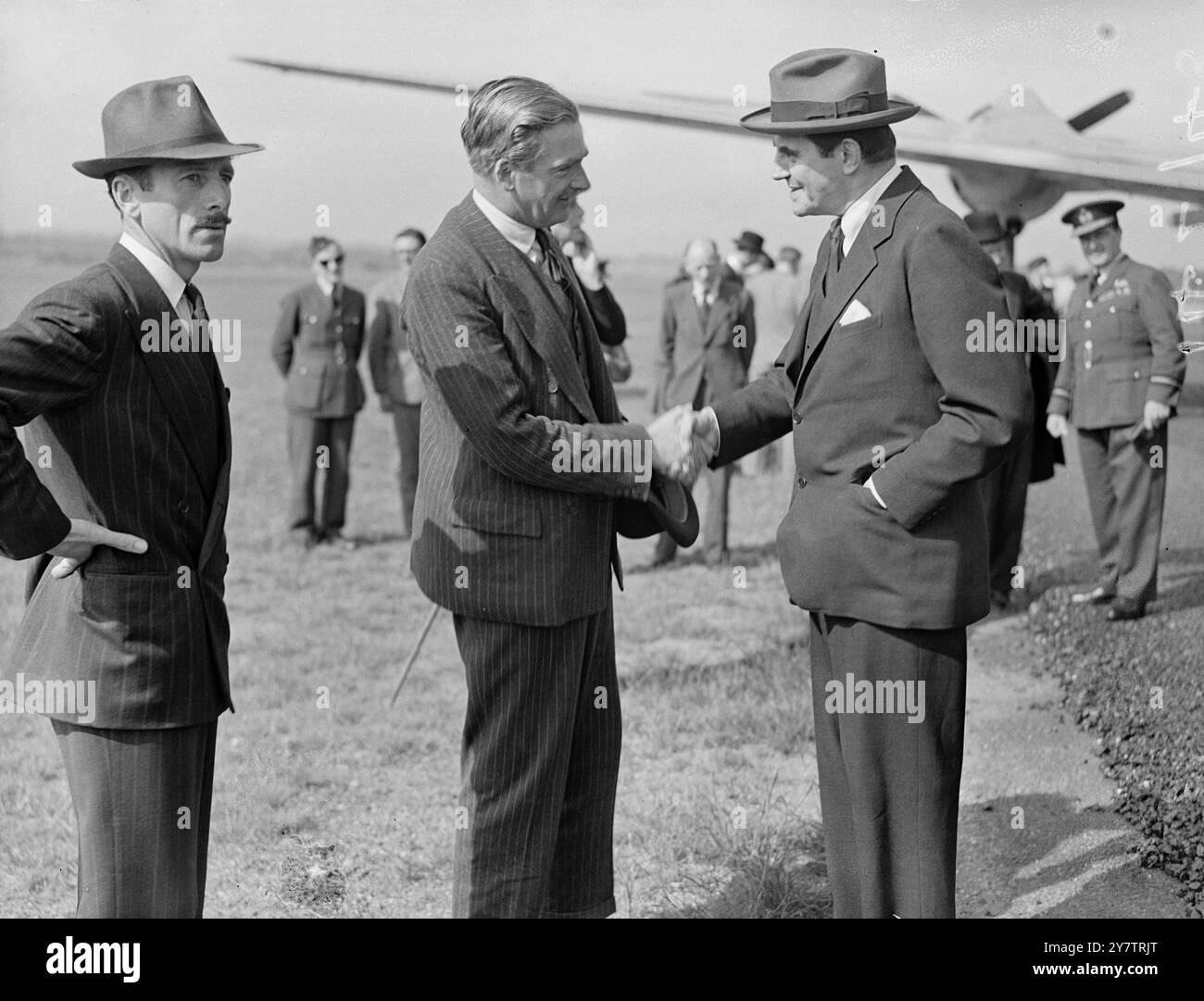 IL SIGNOR EDEN TORNA DA SAN FRANCISCO Photo Shows: Anthony Eden , ministro degli Esteri in una conversazione seria con John Winant, ambasciatore degli Stati Uniti, al suo ritorno a Londra dalla Conferenza di San Francisco. Viaggiò per la notte attraversando l'Atlantico in aereo e atterrando a Northolt, Middlesex. 17 maggio 1945 Foto Stock