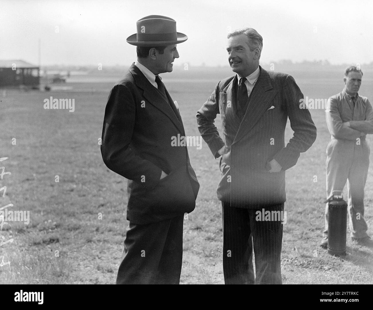 IL SIGNOR EDEN TORNA DA SAN FRANCISCO Photo Shows: Anthony Eden , ministro degli Esteri in una conversazione seria con John Winant, ambasciatore degli Stati Uniti, al suo ritorno a Londra dalla Conferenza di San Francisco. Viaggiò per la notte attraversando l'Atlantico in aereo e atterrando a Northolt, Middlesex. 17 maggio 1945 Foto Stock