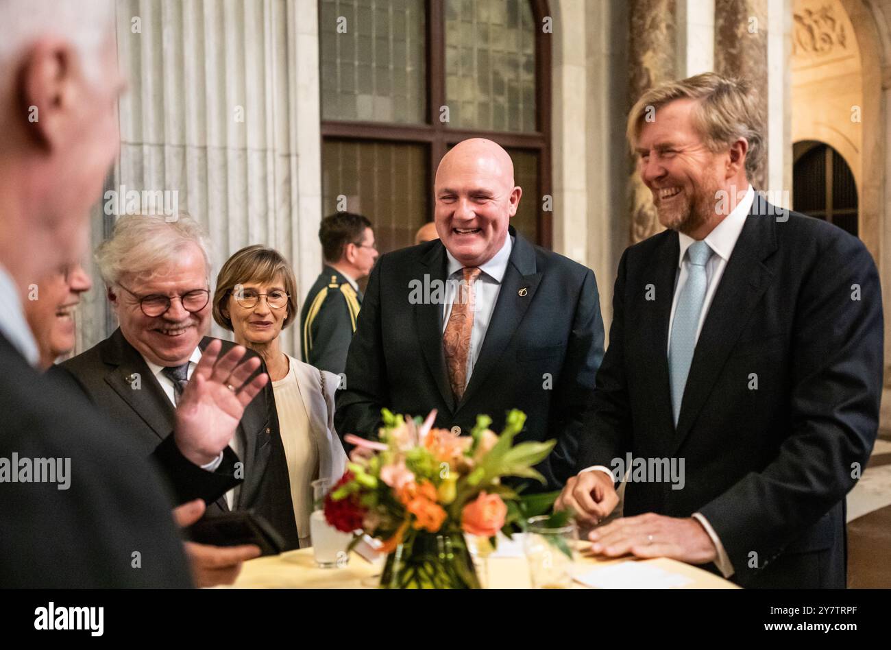 AMSTERDAM - Re Willem-Alexander e AndrÃ© Kuipers durante l'accoglienza dei partecipanti al 35° Congresso planetario ASE al Palazzo reale di Amsterdam. L'Association of Space Explorers (ASE) è un'associazione di oltre quattrocento astronauti provenienti da 38 paesi diversi. ANP EVA PLEVIER netherlands Out - belgio Out Foto Stock