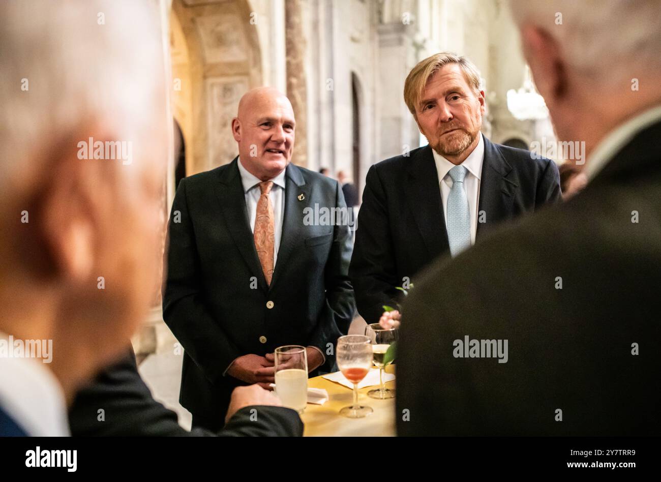 AMSTERDAM - Re Willem-Alexander e AndrÃ© Kuipers durante l'accoglienza dei partecipanti al 35° Congresso planetario ASE al Palazzo reale di Amsterdam. L'Association of Space Explorers (ASE) è un'associazione di oltre quattrocento astronauti provenienti da 38 paesi diversi. ANP EVA PLEVIER netherlands Out - belgio Out Foto Stock