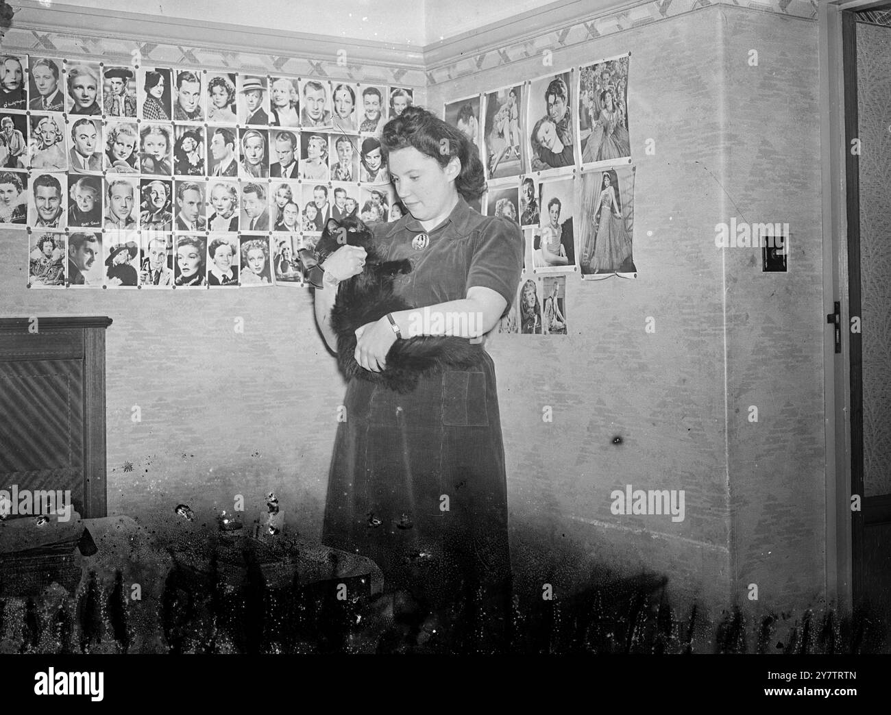 UN ATS RAGAZZE TORNA A CASA IN CONGEDO DAL BELGIO. Spettacoli fotografici: Privato Maine Power nella sua camera da letto. 4 febbraio 1945 Foto Stock