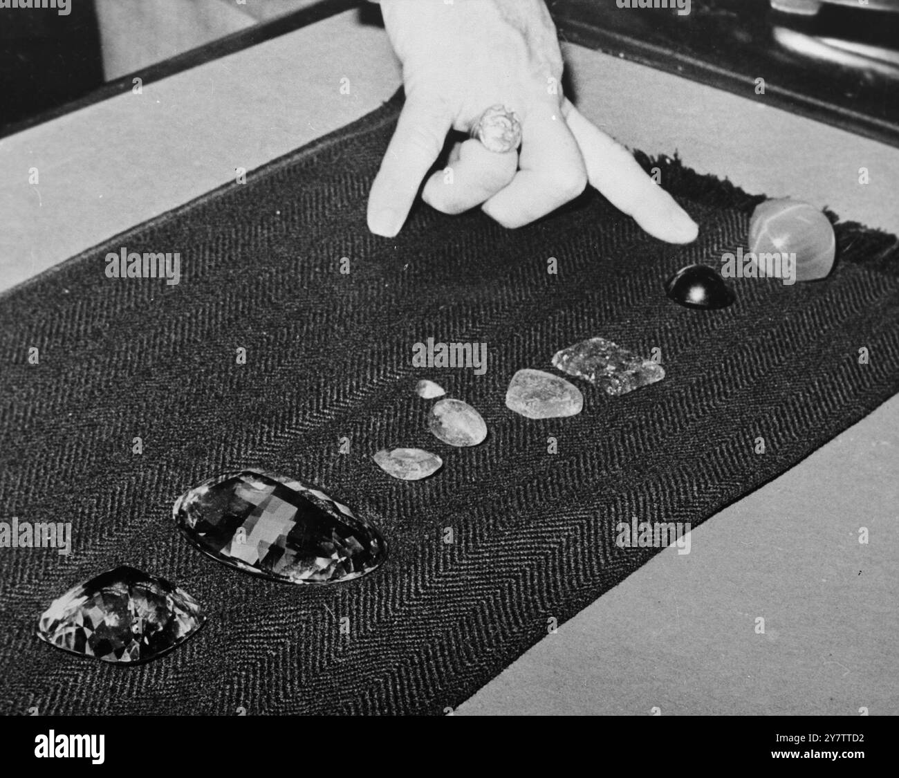 491279 "STELLA DELL'INDIA - TROVATA...": NEW YORK, STATI UNITI: ECCO NOVE GIOIELLI RUBATI ALL'AMERICAN MUSEUM OF NATURAL HISTORY, TRA CUI LA FAMOSA STELLA DI INDIA SAPPHIRE (DESTRA), CHE SONO STATI RECUPERATI IN UN ARMADIETTO DELLA STAZIONE DEGLI AUTOBUS DI MIAMI. LE GEMME SONO STATE PORTATE QUI DA DETECTIVE CHE ERANO ANDATI A MIAMI CON ALLEN KUHN, UNO DEI SOSPETTI LADRI, PER TROVARE IL BOTTINO. 8 GENNAIO 1965 Foto Stock