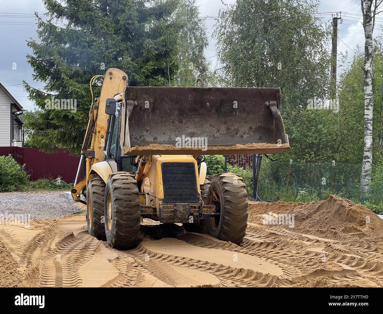 vista frontale dell'escavatore giallo in cantiere Foto Stock
