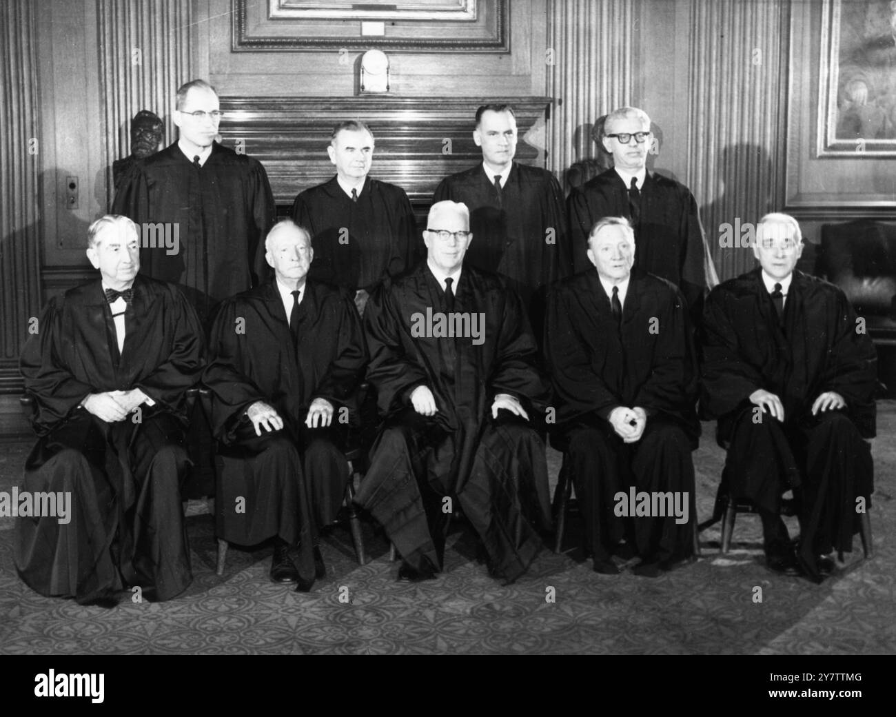 La Corte Suprema degli Stati Uniti, inclusi due incaricati dal presidente Kennedy, pone qui alla Corte Suprema, 19 novembre 1962.LtoR seduto: Giudici associati Tom C Clark; Hugo L Black; Chief Justice Earl Warren; William o Douglas e John M Harlan. Posizione: Giudici associati Byron R White; William J Brennan Jr; Potter Stewart e Arthur J Goldberg. White e Goldberg sono incaricati di Kennedy. 28 novembre 1962 Foto Stock