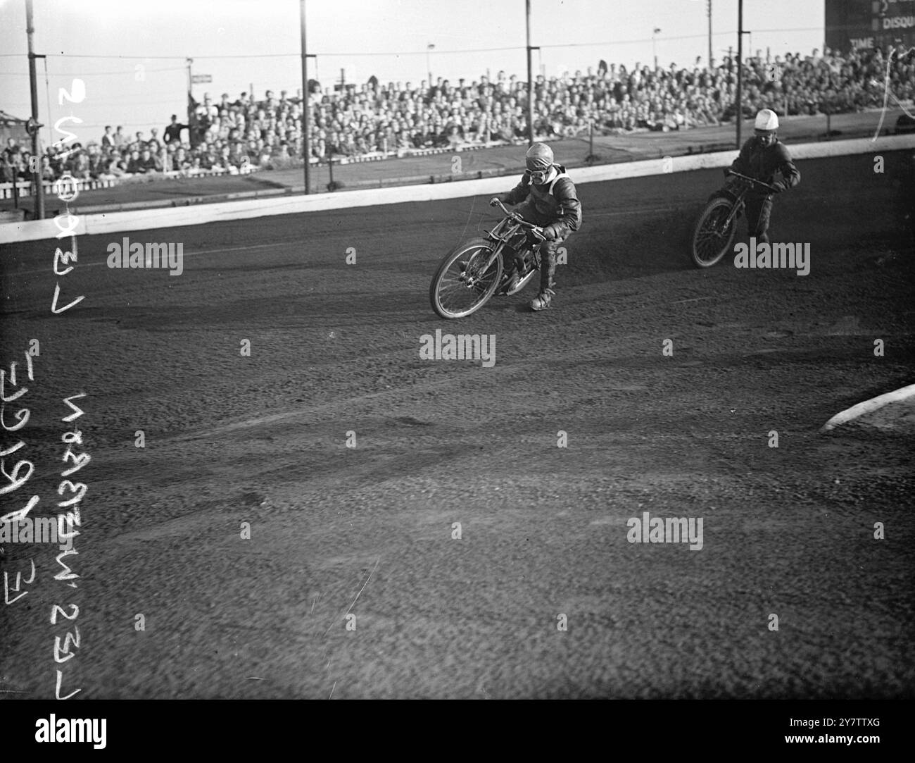 SULLA SPEEDWAY New Cross ha battuto Bradford di 45 punti a 39 in una partita della National League speedway al New Cross Speedway di Londra. Spettacoli fotografici: Les Webben (fotocamera più vicina) di New Cross e Ernie Price di Bradford, che combatte. 26 luglio 1946 Foto Stock