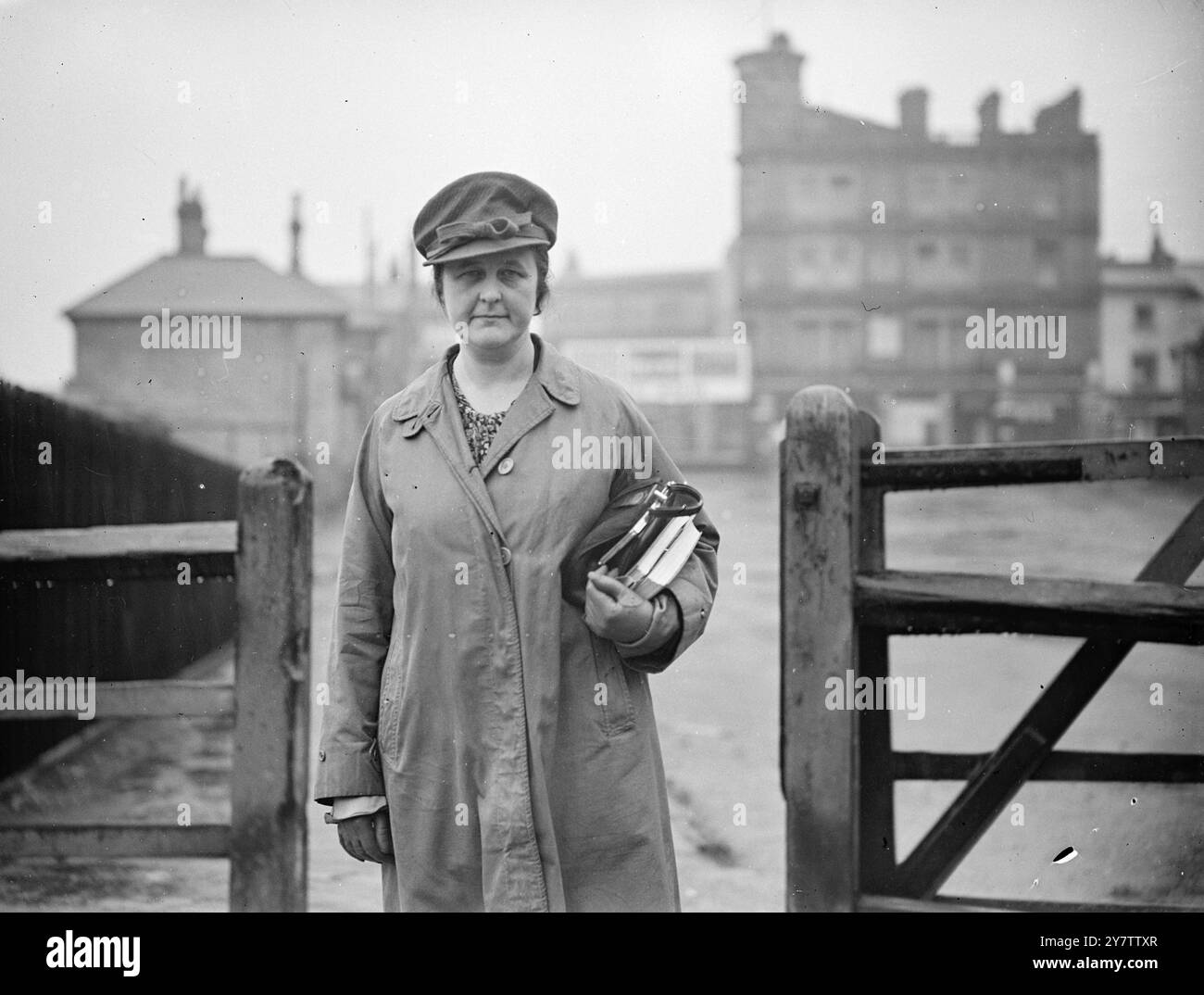 3500 sterline All'ANNO CAPO DI uno STAFFIS Una DONNA Miss Mary Smieton, 43 anni assistente segretaria principale del Ministero del lavoro, che mobilitò le donne britanniche per la guerra, è stata nominata direttrice del personale dell'Organizzazione delle Nazioni Unite e salperà per l'America tra due settimane per prendere la sua nomina. Una dei più abili funzionari pubblici britannici, la signorina Smieton avrà ora il compito di controllare gli stipendi e ripartire il lavoro di migliaia di dipendenti uno, e lei stessa otterrà uno stipendio di £ 2750 esentasse con un'indennità di rappresentanza di £ 750 l'anno. Spettacoli fotografici: Signorina ma Foto Stock