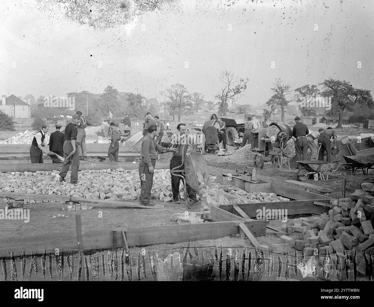 Prigionieri tedeschi al lavoro nella tenuta di Mottingham.17 ottobre 1945 Foto Stock