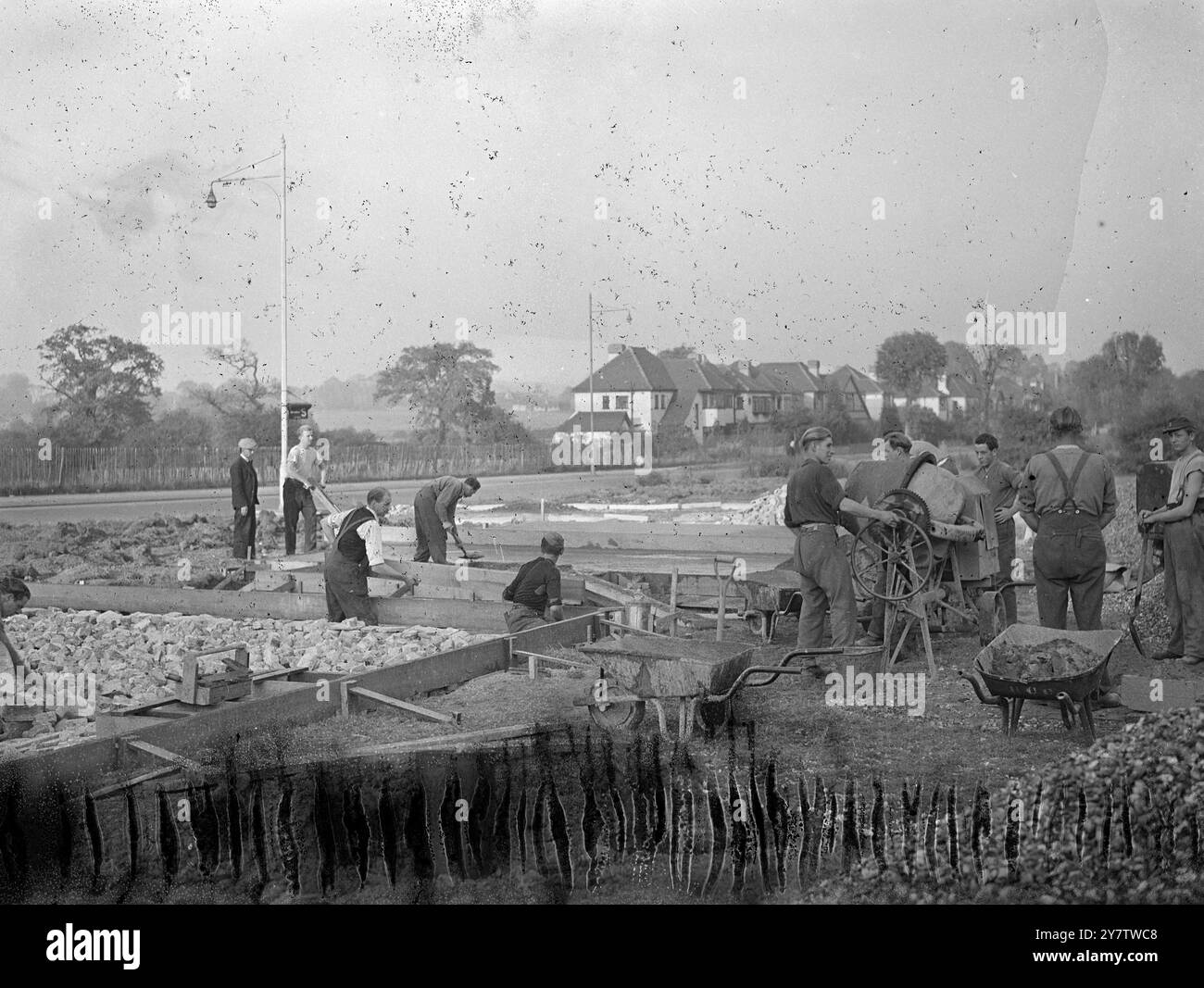 I PRIGIONIERI TEDESCHI LAVORANO NELLA PROPRIETÀ IMMOBILIARE MOTTINGHAM i prigionieri di guerra tedeschi vengono utilizzati per deporre fognature e preparare il sito di una nuova tenuta prefabbricata a Mottingham, nel kent. I traffici immobiliari britannici hanno protestato contro questo uso del potere tedesco, ma in considerazione dell'urgenza del problema abitativo e della carenza di lavoratori Briotish disponibili, le autorità hanno ritenuto opportuno far ricostruire gli ex militari tedeschi qualcosa di ciò che avevano distrutto durante la guerra. 17 ottobre 1945 Foto Stock