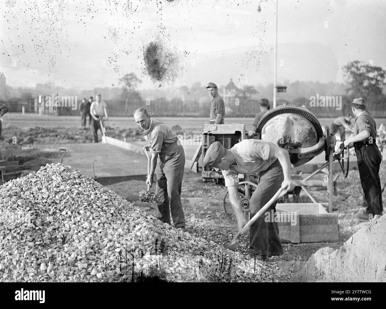 Prigionieri tedeschi al lavoro nell'area abitativa di Mottingham 17 ottobre 1945 Foto Stock