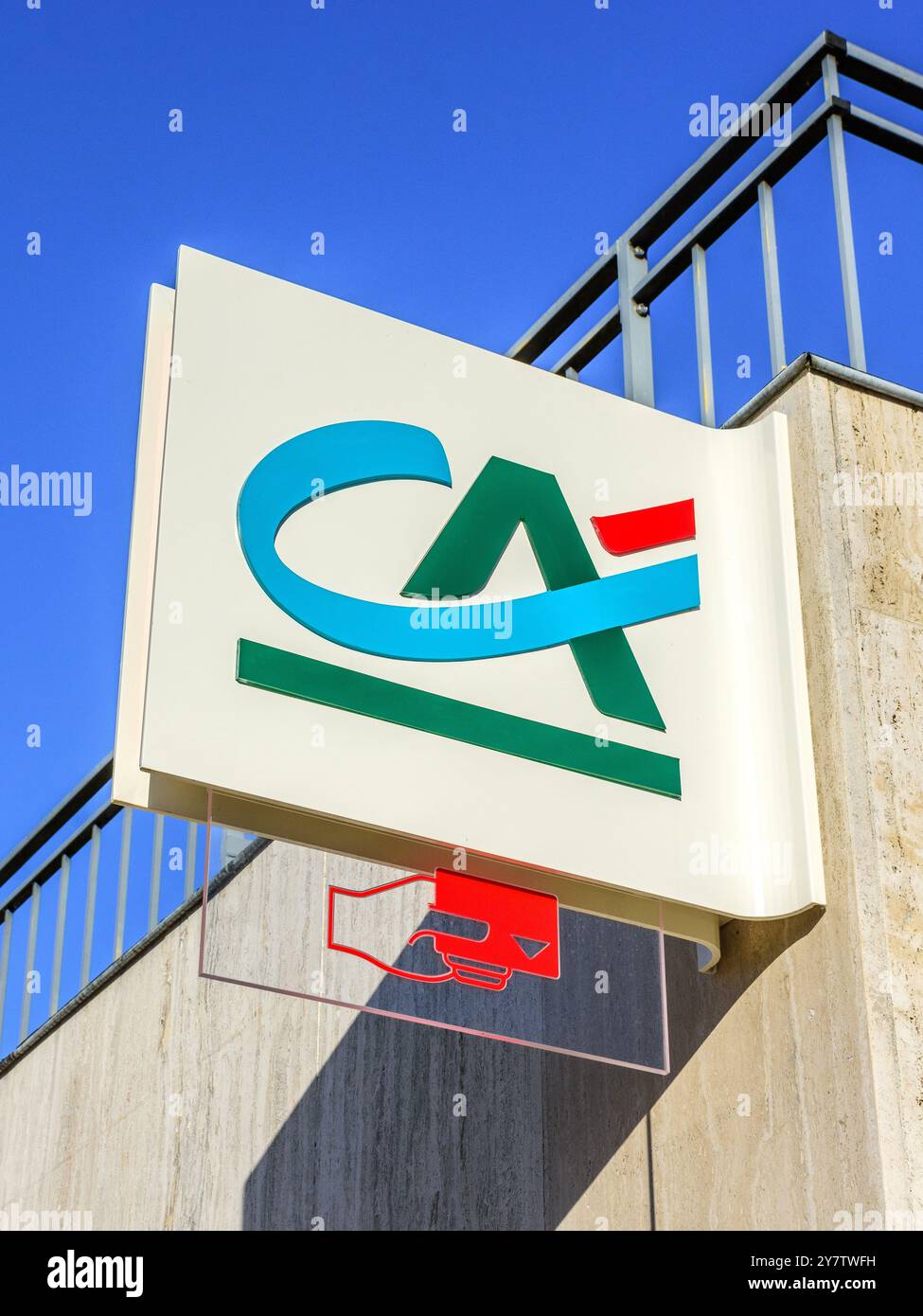 Logo aziendale CA e cartello per Crédit agricole Bank - la Roche Posay, Vienne (86), Francia. Foto Stock