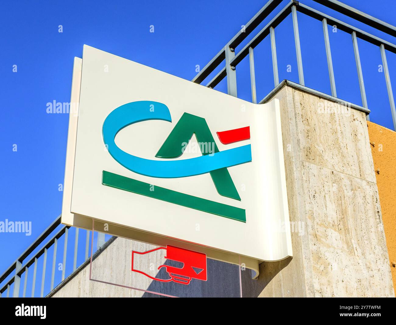 Logo aziendale CA e cartello per Crédit agricole Bank - la Roche Posay, Vienne (86), Francia. Foto Stock