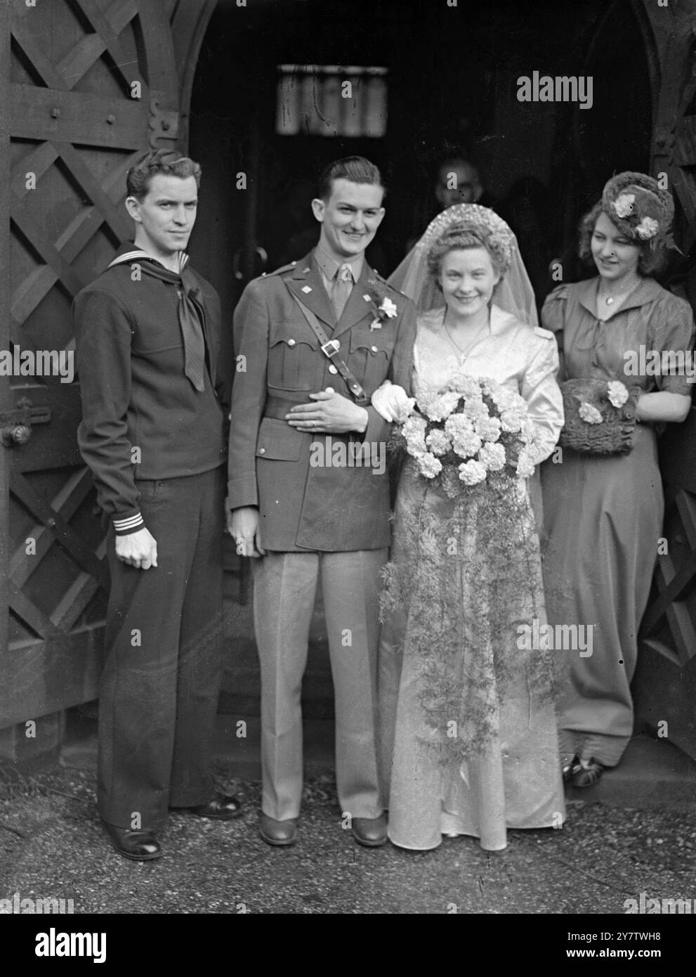TENENTE DEGLI SPOSI NOVELLI A LONDRA il matrimonio tra il tenente Benton M Rogers dell'US Army Air Corps, di Spencer, Virginia USA, e Miss Violet Kirby di Londra, ebbe luogo presso la St Peter's Church, Hornsey, North London. Spettacoli fotografici: La sposa e lo sposo dopo la cerimonia. 7 novembre 1942 Foto Stock