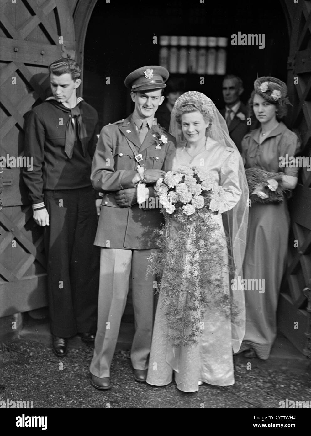 TENENTE DEGLI SPOSI NOVELLI A LONDRA il matrimonio tra il tenente Benton M Rogers dell'US Army Air Corps, di Spencer, Virginia USA, e Miss Violet Kirby di Londra, ebbe luogo presso la St Peter's Church, Hornsey, North London. Spettacoli fotografici: La sposa e lo sposo dopo la cerimonia. 7 novembre 1942 Foto Stock