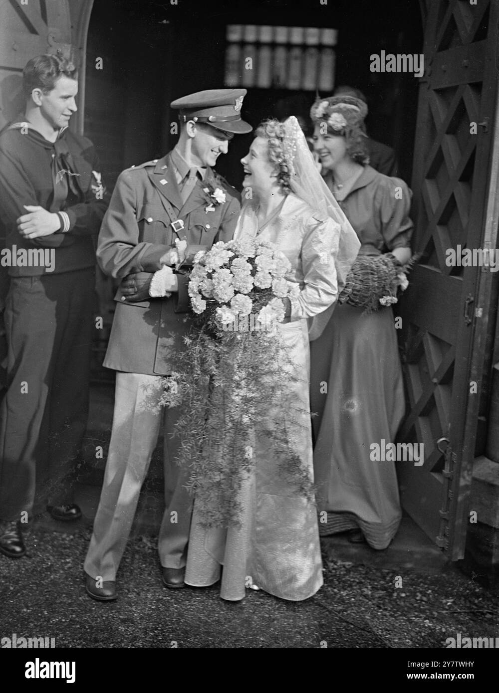 TENENTE DEGLI SPOSI NOVELLI A LONDRA il matrimonio tra il tenente Benton M Rogers dell'US Army Air Corps, di Spencer, Virginia USA, e Miss Violet Kirby di Londra, ebbe luogo presso la St Peter's Church, Hornsey, North London. Spettacoli fotografici: La sposa e lo sposo dopo la cerimonia. 7 novembre 1942 Foto Stock