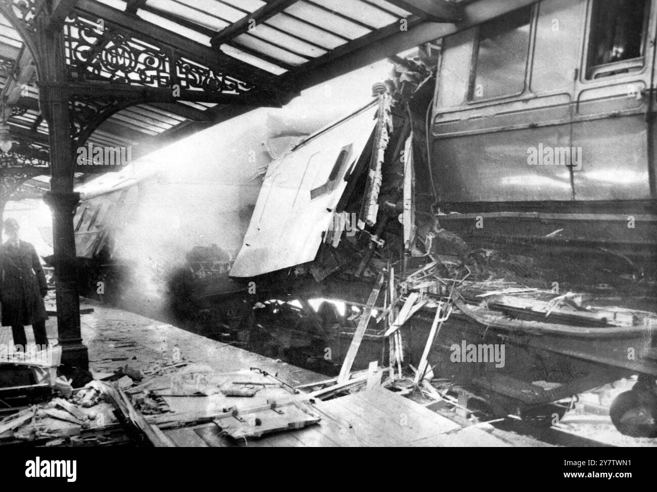 Rottami degli autobus lacerati e maneggiati del treno espresso da Londra a Edimburgo alla stazione di Hellifield, Yorkshire, Inghilterra. Era nella stazione quando il London to Glasgow Express si è schiantato sul retro facendo deragliare tre vagoni e un vagone letto. La guardia del treno, Richard Atkinson di Skipton, fu portata al Leeds General Infirmary con ferite alle gambe.22 dicembre 1955 Foto Stock