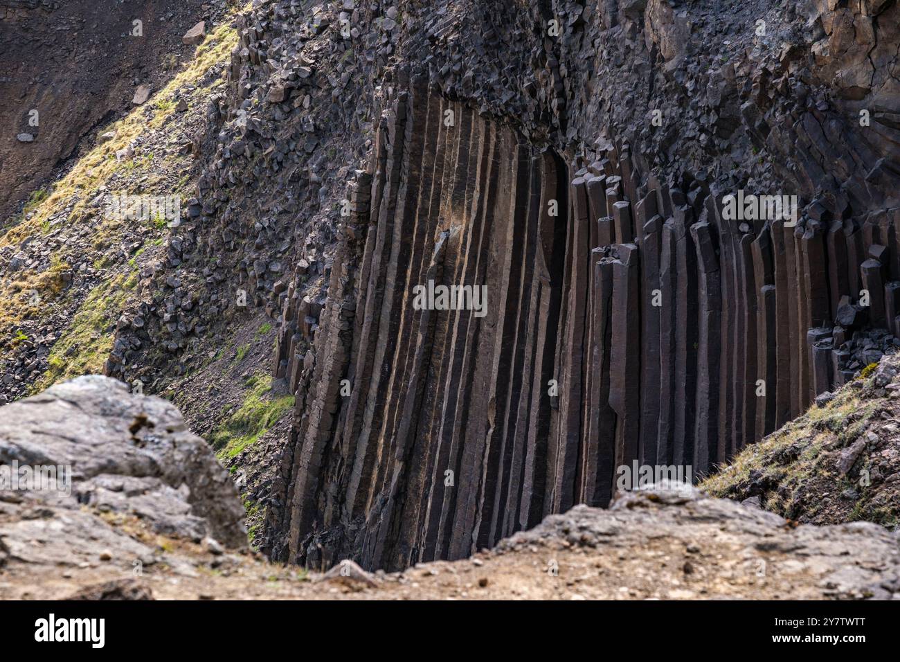 Hengifoss è in realtà il fiume Hengifossá, che sfocia nel lago Lögurinn sottostante. Con i suoi 120 m, è la terza cascata più alta del paese dopo Glymur Foto Stock