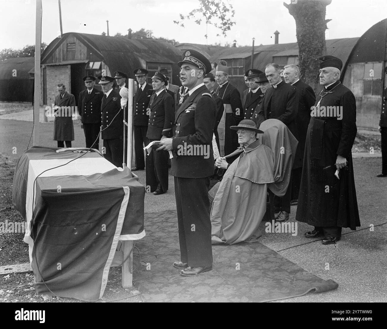 IL CARDINALE HINSLEY BENEDICE UN NUOVO CAMPO FRANCESE IN COMBATTIMENTO In GRAN Bretagna Un nuovo campo francese in combattimento in Gran Bretagna fu benedetto e battezzato "Bir Hacheim" dal cardinale Hinsley, alla presenza del comandante in capo della Marina francese combattente, l'ammiraglio Auboyneau, il sindaco e sindaco di Portsmouth, e del vice ammiraglio Dickens RN. Immagini: L'ammiraglio Auboyneau interviene alla cerimonia del campo francese combattente in Gran Bretagna, settembre 1942 Foto Stock
