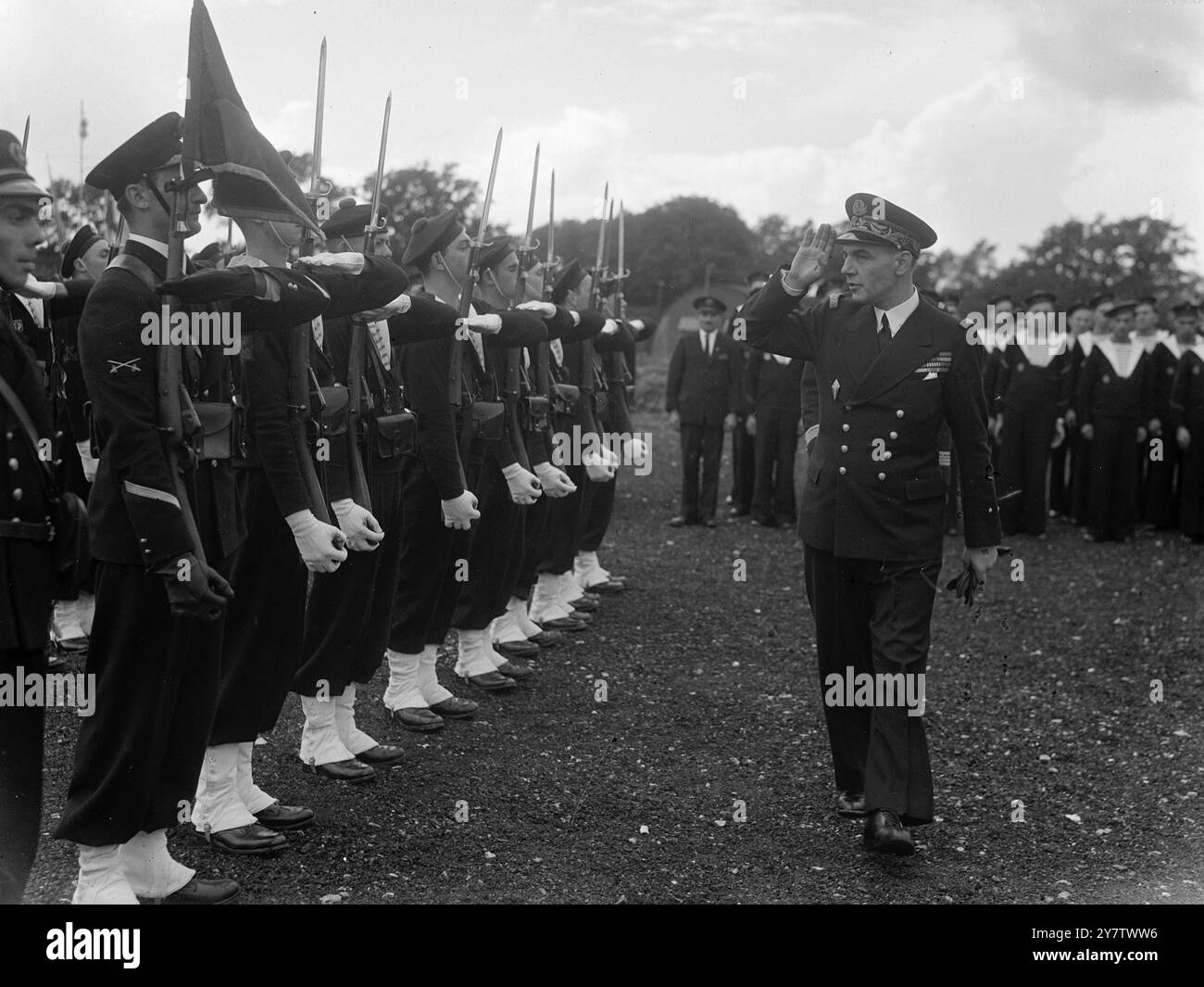 IL CARDINALE HINSLEY BENEDICE UN NUOVO CAMPO FRANCESE IN COMBATTIMENTO In GRAN Bretagna Un nuovo campo francese in combattimento in Gran Bretagna fu benedetto e battezzato "Bir Hacheim" dal cardinale Hinsley, alla presenza del comandante in capo della Marina francese combattente, l'ammiraglio Auboyneau, il sindaco e sindaco di Portsmouth, e del vice ammiraglio Dickens RN. Fotografie: L'ammiraglio Auboyneau ispeziona il personale del nuovo campo di combattimento francese in Gran Bretagna, durante la cerimonia. Settembre 1942 Foto Stock