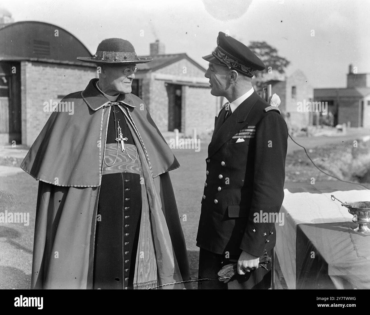 IL CARDINALE HINSLEY BENEDICE UN NUOVO CAMPO FRANCESE IN COMBATTIMENTO In GRAN Bretagna Un nuovo campo francese in combattimento in Gran Bretagna fu benedetto e battezzato ' Bir Hacheim ' dal cardinale Hinsley, alla presenza del comandante in capo della Marina francese combattente, ammiraglio Auboyneau, sindaco e sindaco di Portsmouth, e vice ammiraglio Dickens RN. Spettacoli fotografici: Ammiraglio Auboyneau con il cardinale Kinsley al nuovo campo di combattimento francese in Gran Bretagna, 27 settembre 1942 Foto Stock